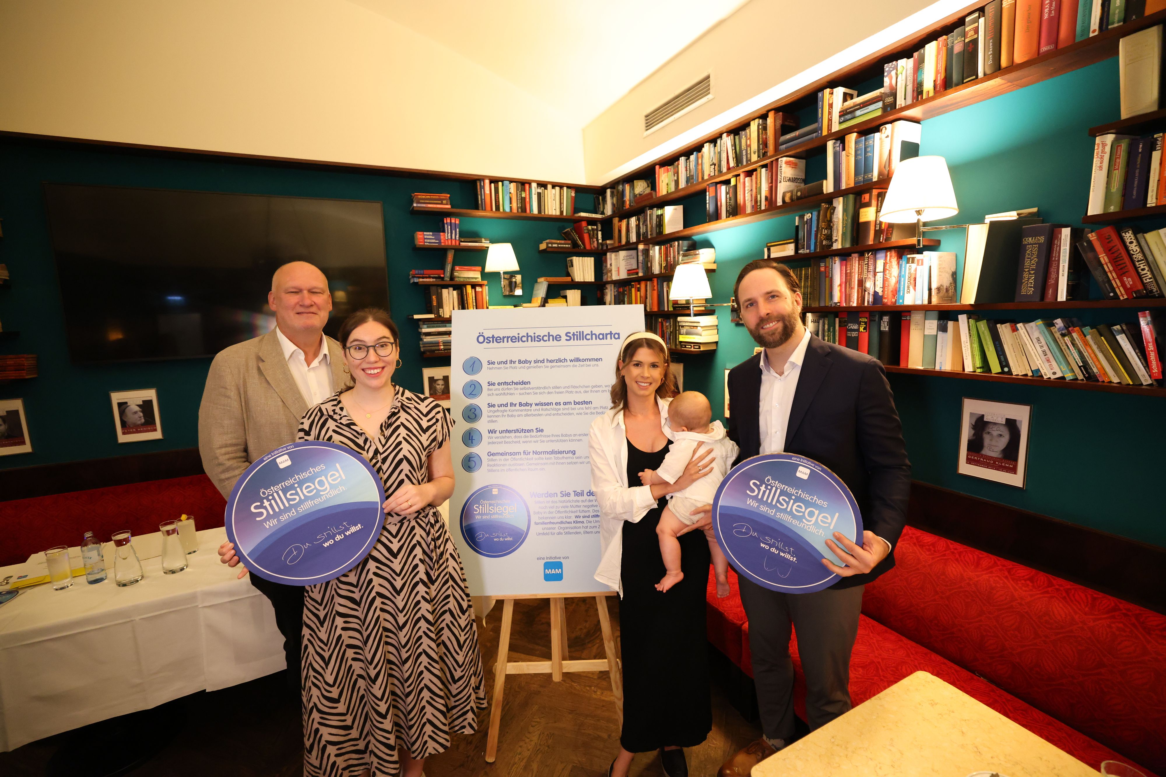 Cafetier Berndt Querfeld, Hebamme Christina Ruthhofer, Mama Angelika und Umfrage-Initiator Georg Ribarov (v.l.) bei der Präsentation des neuen Stillsiegels.