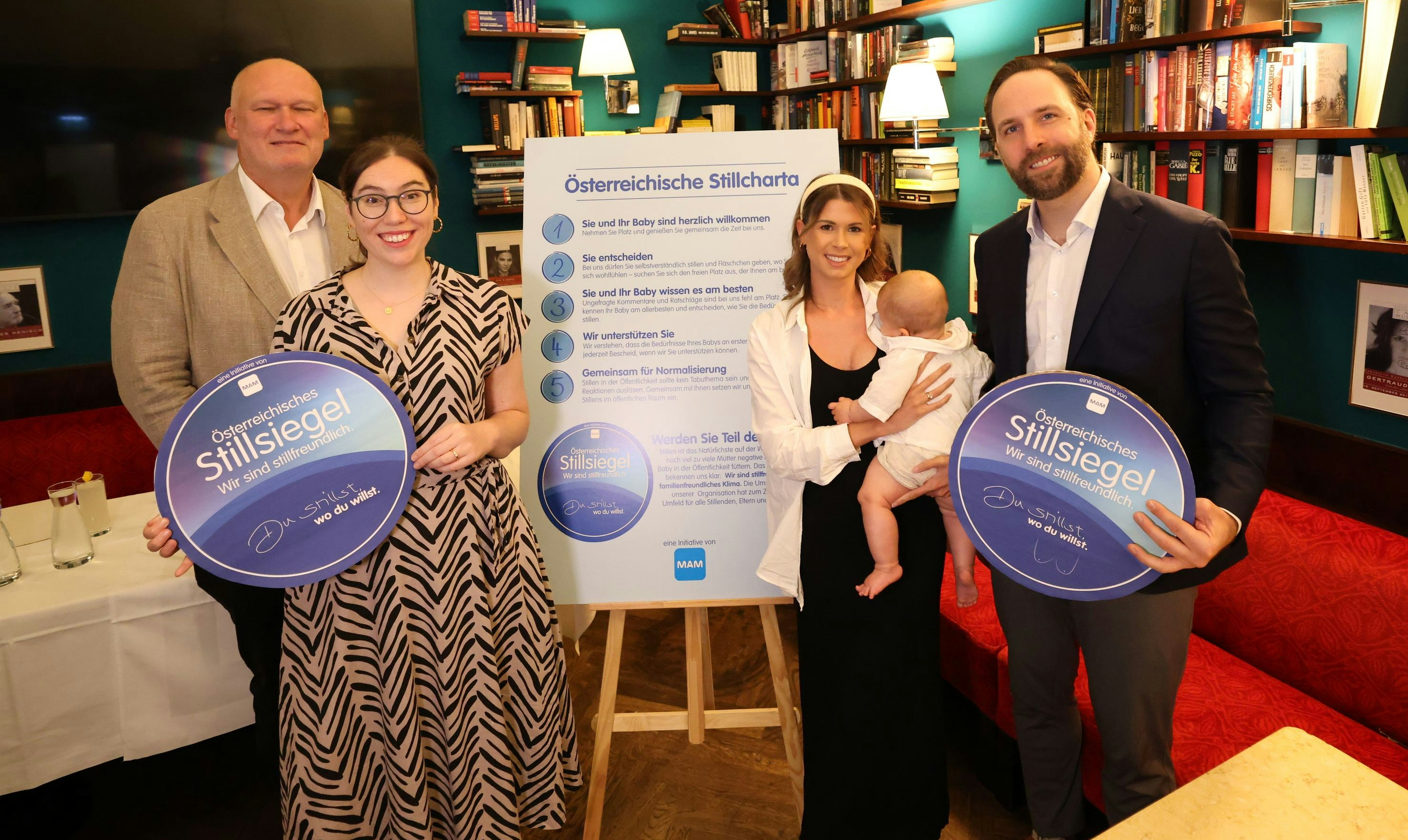 Cafetier Berndt Querfeld, Hebamme Christina Ruthhofer, Mama Angelika und Umfrage-Initiator Georg Ribarov (v.l.) bei der Präsentation des neuen Stillsiegels.