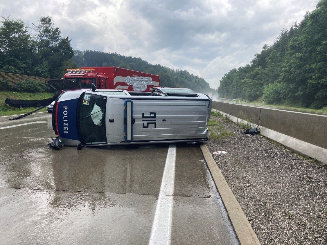 Bei regennasser Fahrbahn kam der Polizeibus bei&nbsp;km 345,950, Gemeinde Velden am Wörthersee, Bezirk Villach, ins Schleudern.