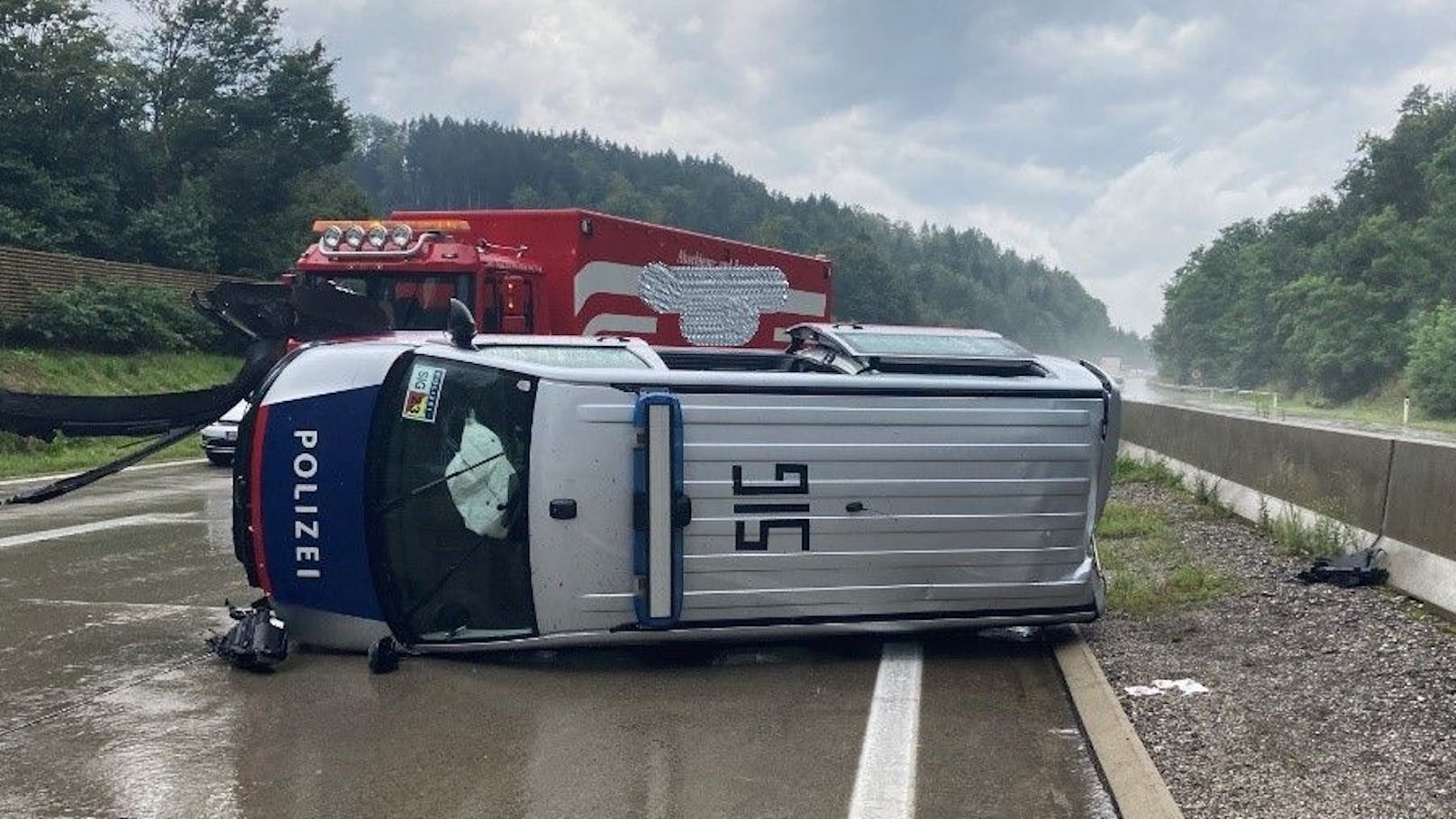 Bei regennasser Fahrbahn kam der Polizeibus bei&nbsp;km 345,950, Gemeinde Velden am Wörthersee, Bezirk Villach, ins Schleudern.