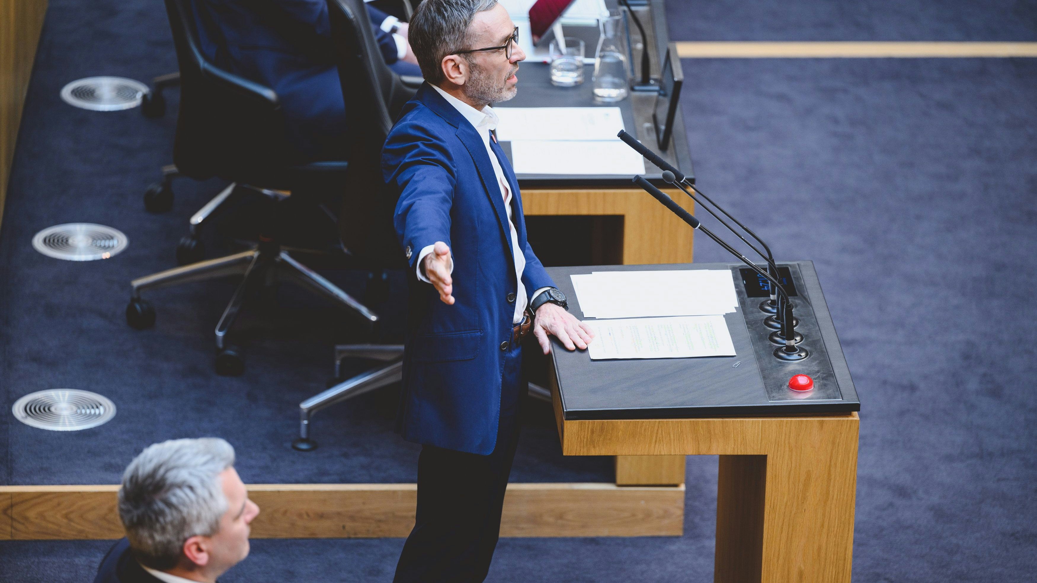FPÖ-Chef Herbert Kickl attackiert Bundeskanzler Karl Nehammer.