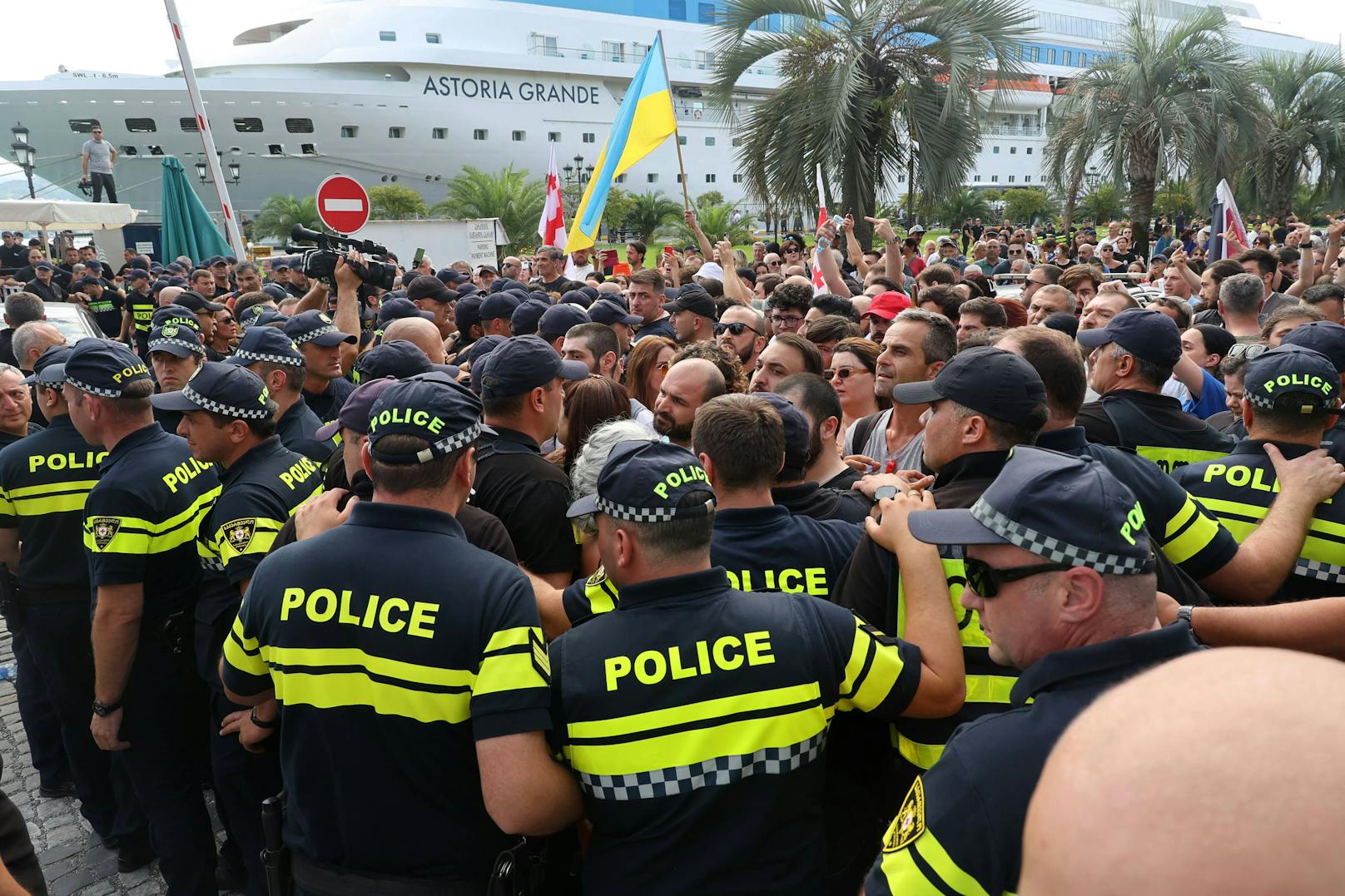 Beim Einlaufen im Hafen von Batumi am 31. Juli 2023 wurden die überwiegend russischen Kreuzfahrt-Urlauber auf der "Astoria Grande" von den Georgiern mit purem Hass begrüßt.