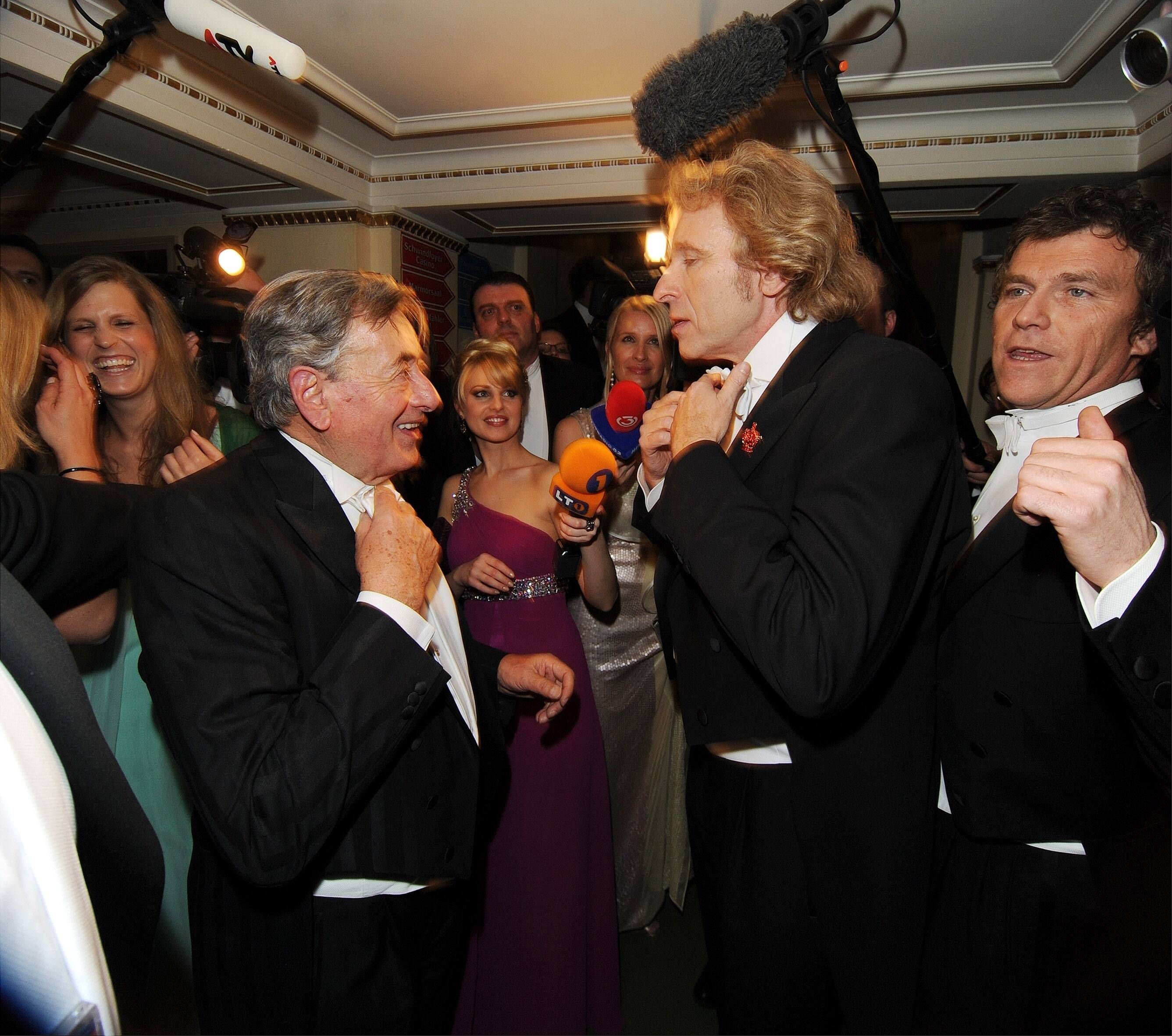 <strong>Richard Lugner</strong> mit <strong>Thomas Gottschalk</strong> beim Wiener Openball 2010 (an den Mikros dazwischen übrigens <strong>Silvia Schneider</strong> und <strong>Claudia Stöckl</strong>)