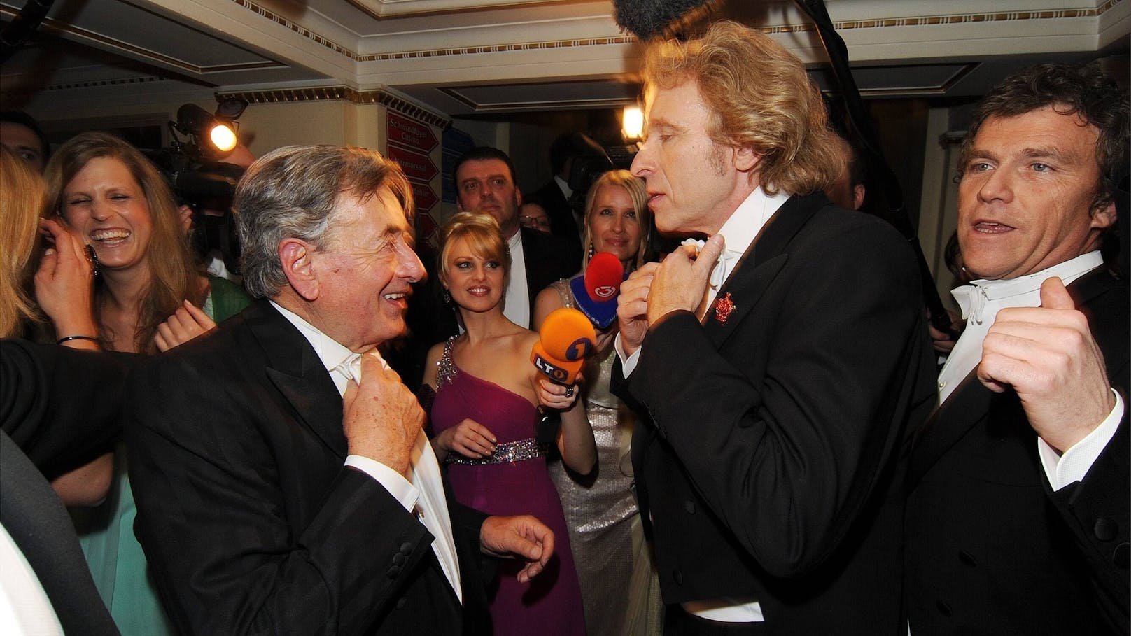 <strong>Richard Lugner</strong> mit <strong>Thomas Gottschalk</strong> beim Wiener Openball 2010 (an den Mikros dazwischen übrigens <strong>Silvia Schneider</strong> und <strong>Claudia Stöckl</strong>)