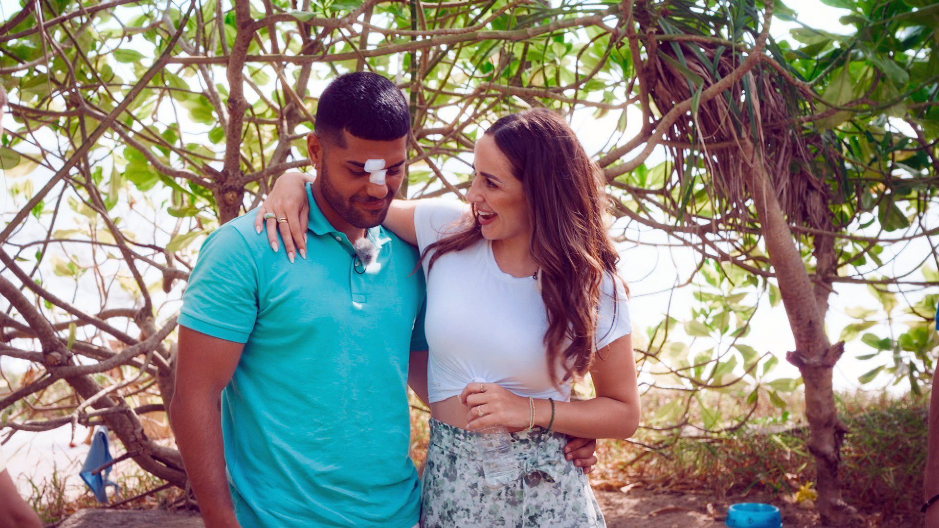 Der verletzte Ardian mit der Bachelorette.