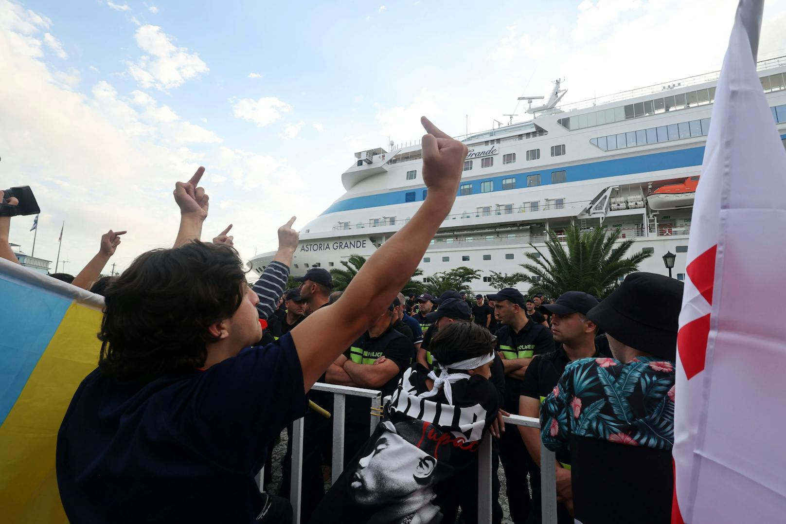 Beim Einlaufen im Hafen von Batumi am 31. Juli 2023 wurden die überwiegend russischen Kreuzfahrt-Urlauber auf der "Astoria Grande" von den Georgiern mit purem Hass begrüßt.
