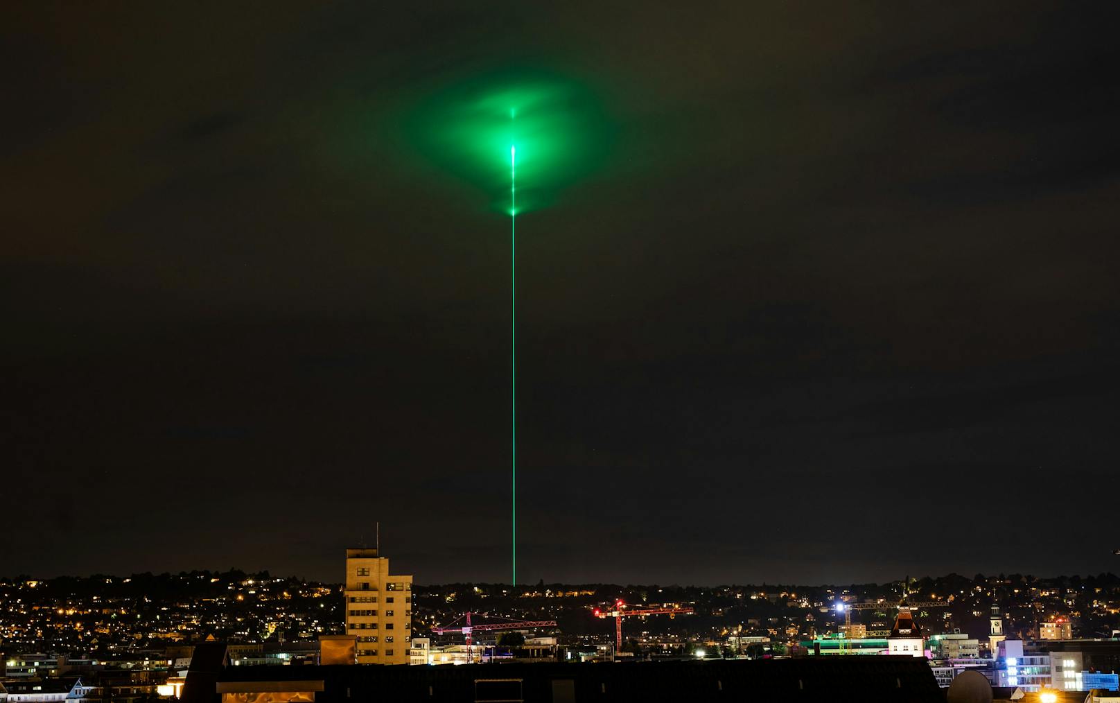 Ein unheimlicher Lichtstrahl sorgte in der Nacht des 31. Juli 2023 für Verunsicherung in der Region Stuttgart.