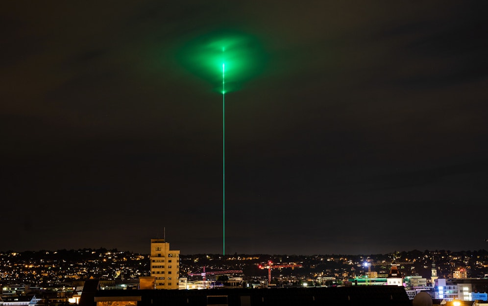 Ein unheimlicher Lichtstrahl sorgte in der Nacht des 31. Juli 2023 für Verunsicherung in der Region Stuttgart.
