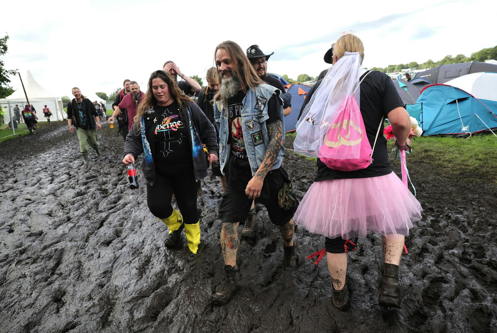 Die Veranstalter des Metal-Festivals Wacken haben schon am Montag zwischenzeitlich die Anreise der Fans gestoppt. Die Campingplätze sind überflutet.