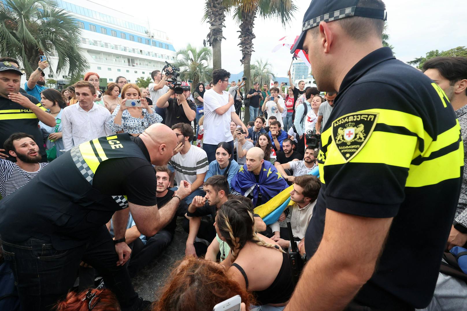 Beim Einlaufen im Hafen von Batumi am 31. Juli 2023 wurden die überwiegend russischen Kreuzfahrt-Urlauber auf der "Astoria Grande" von den Georgiern mit purem Hass begrüßt.