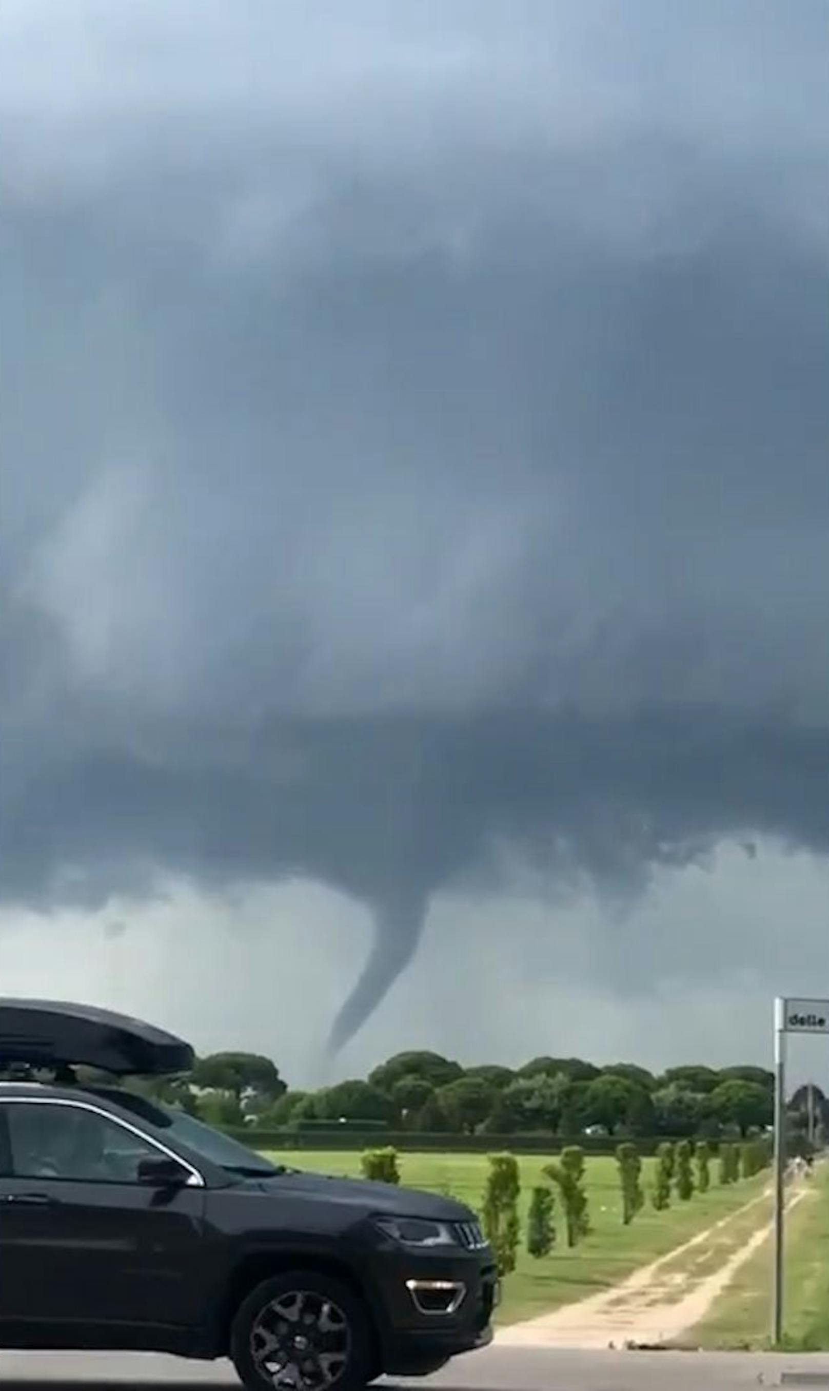 Direkt vor den Kameras mehrerer Augenzeugen zog ein Tornado am 1. August 2023 durch die Lagune von Venedig.