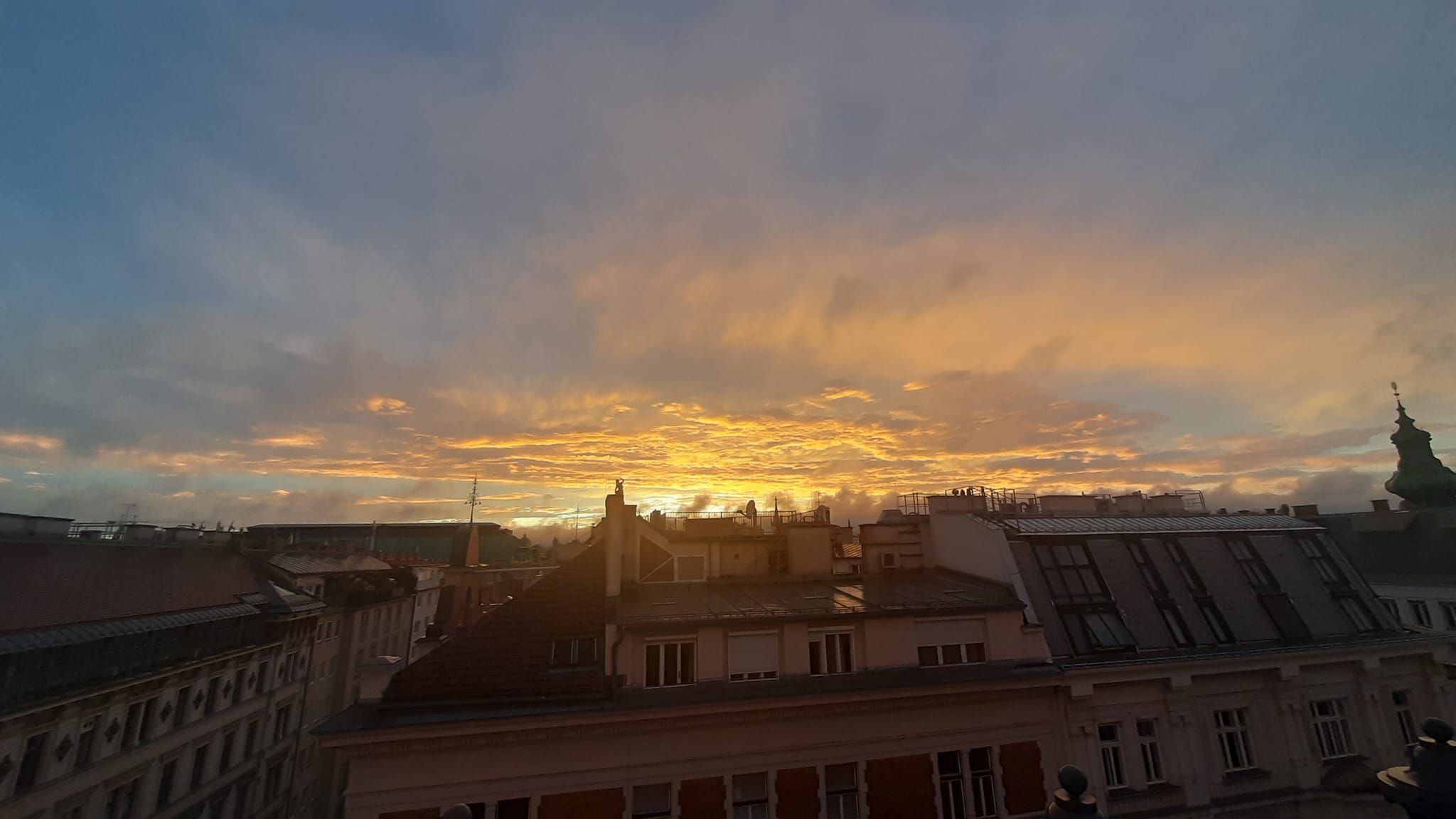 Ein atemberaubender Sonnenuntergang begeisterte tausende Wiener am Dienstagabend.