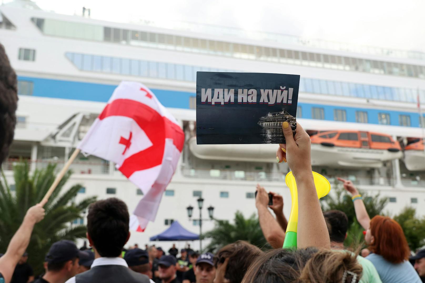 Beim Einlaufen im Hafen von Batumi am 31. Juli 2023 wurden die überwiegend russischen Kreuzfahrt-Urlauber auf der "Astoria Grande" von den Georgiern mit purem Hass begrüßt.