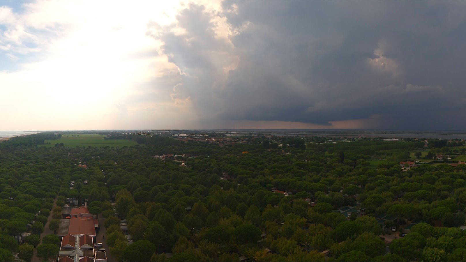 Eine Webcam am Union Lido in Cavallino-Treporti zwischen Venedig und Jesolo filmte das Unwetter vom 1. August 2023 in 10-Minuten-Schritten mit.