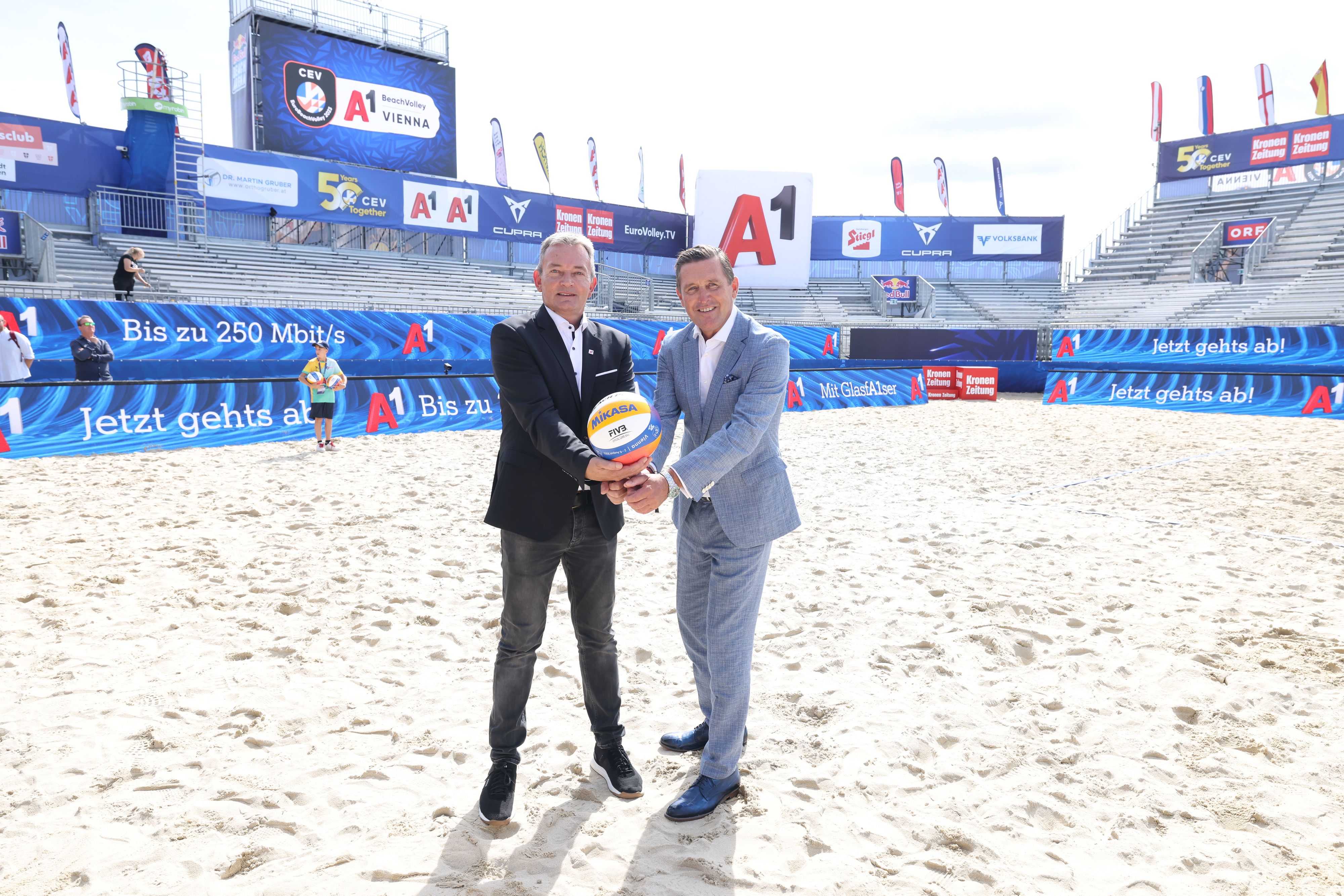 Gutes Zusammenspiel: A1-Chef Marcus Grausam (li.) und Wirtschaftsstadtrat Peter Hanke (SPÖ) freuen sich über Wiens Beachvolleyball-EM.