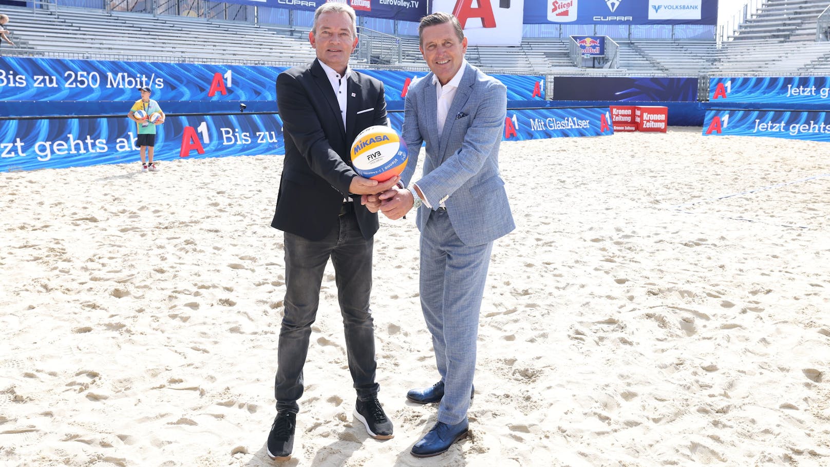 Gutes Zusammenspiel: A1-Chef Marcus Grausam (li.) und Wirtschaftsstadtrat Peter Hanke (SPÖ) freuen sich über Wiens Beachvolleyball-EM.