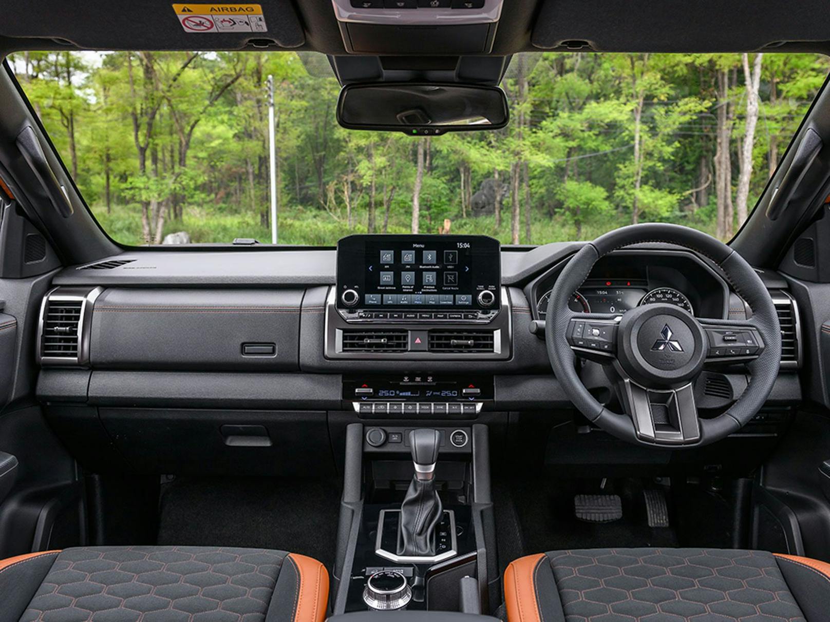 Modernes Cockpit mit Touchscreen im neuen Mitsubishi L200/Triton 