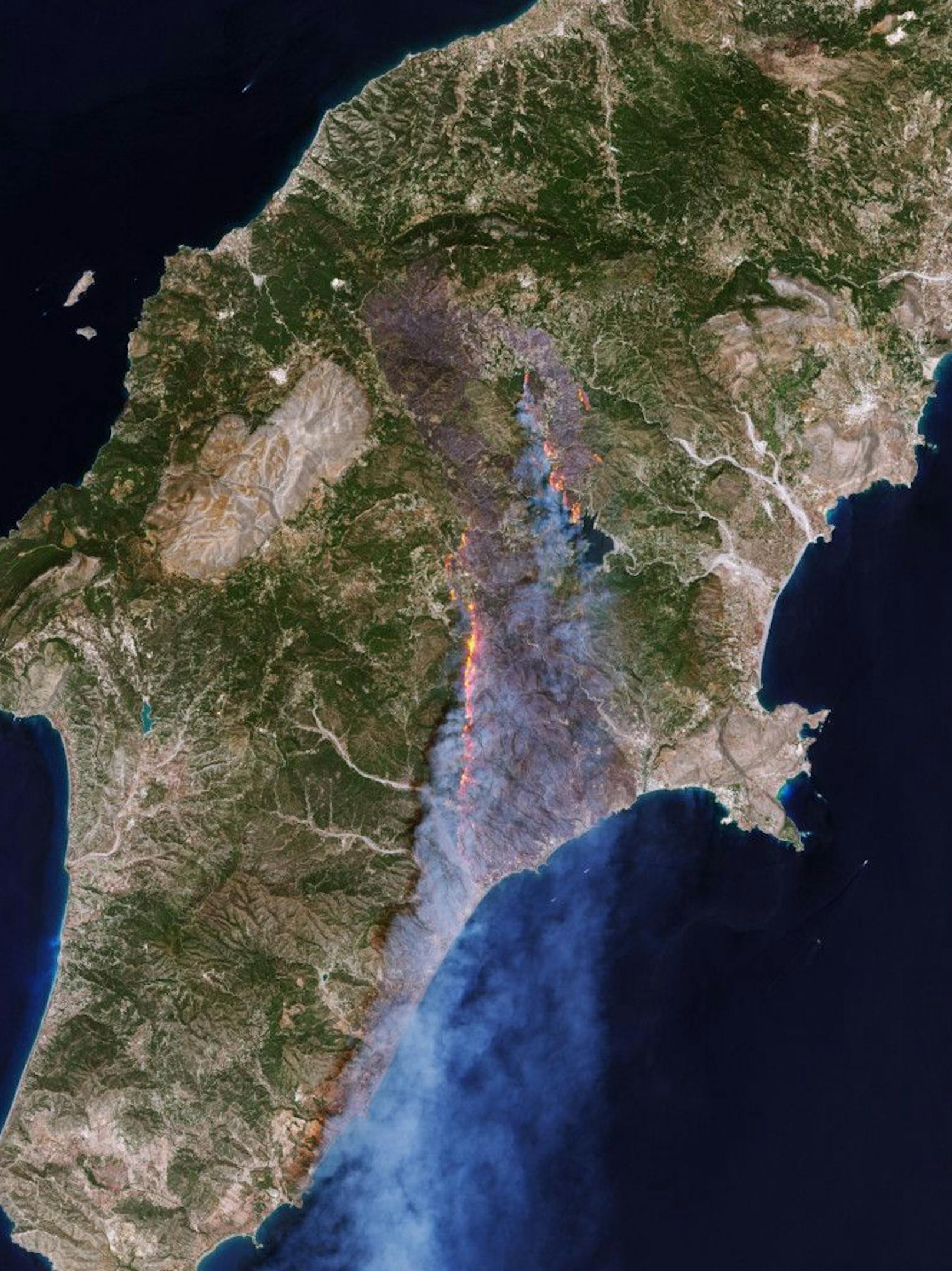 Fachleute der Europäischen Weltraumorganisation ESA haben Aufnahmen des Doppelsatelliten farblich aufbereitet, damit die Flammenschneise auf der Insel Rhodos deutlicher zu erkennen und zu lokalisieren ist. (Ausschnitt, rangezoomt)