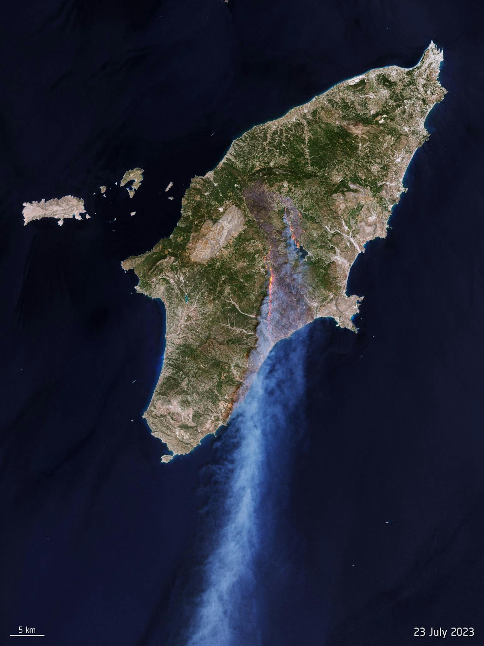 Dass deutlich mehr Fläche von den Waldbränden betroffen war, als das Cockpit-Video suggeriert, zeigt dieses am 23. Juli 2023 von den Sentinel-2-Satelliten aufgenommene Bild.