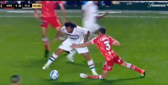 Real-Ikone Marcelo tritt seinem Gegner das Bein durch.