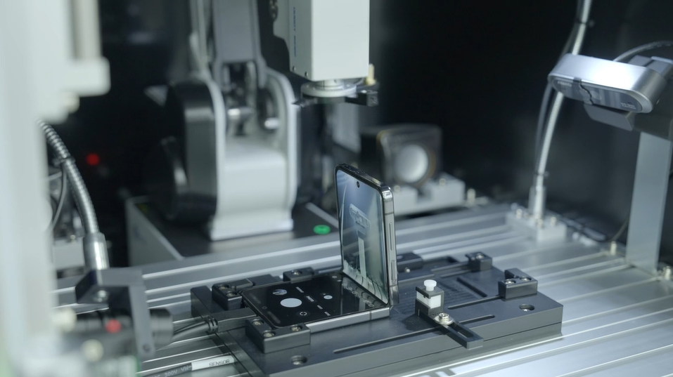 Auf, zu, auf, zu: Auch das neue Samsung Galaxy Z Flip5 wird hier auf die Probe gestellt. Tests laufen im Gumi-Werk rund um die Uhr und ohne Ende ab.