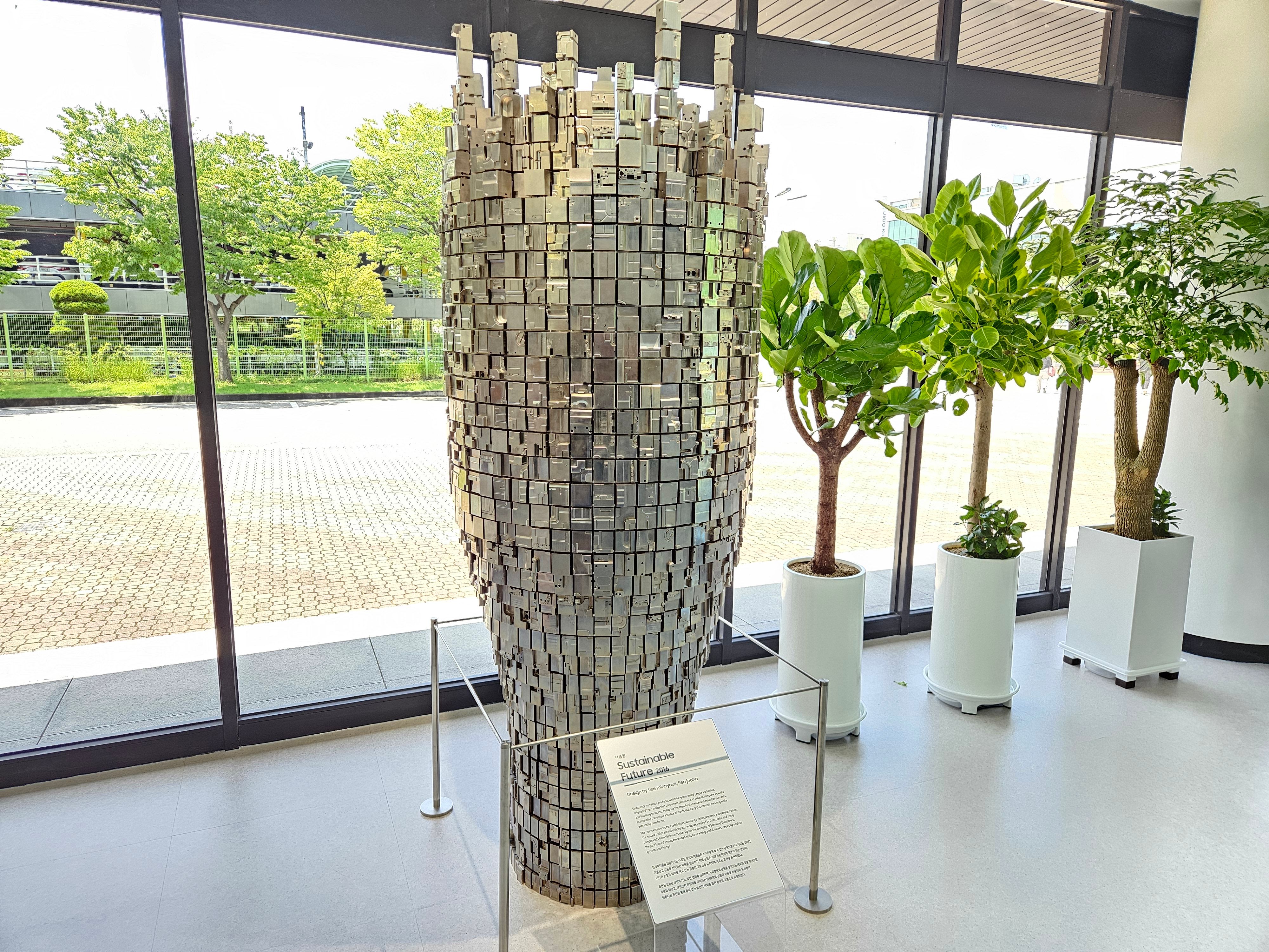 Eine Statue im Eingangsbereich zur Gumi-Anlage soll Samsungs technologische Vision repräsentieren. Sie besteht aus 1.969 Handy-Gussformen in Anspielung auf das Gründungsjahr von Samsung Electronics.