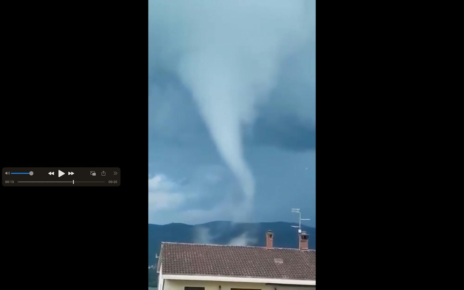 Alarm an der Adria! Nach den Unwettern mit Großhagel gab es am Dienstag Tornadoalarm. Ein erster Tornado wurde am Nachmittag an der beliebten Urlaubsküste Jesolo gesichtet. Ein weiterer starker Tornado wurde von zahlreichen Menschen in Slowenien dokumentiert.