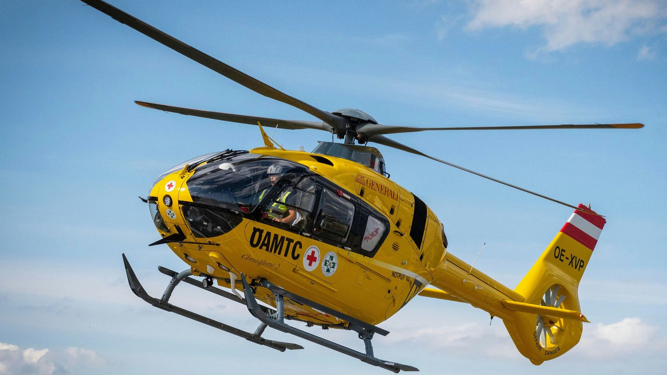 Heute.at - Heli-Einsatz! Biker bei Crash mit Pkw schwer verletzt