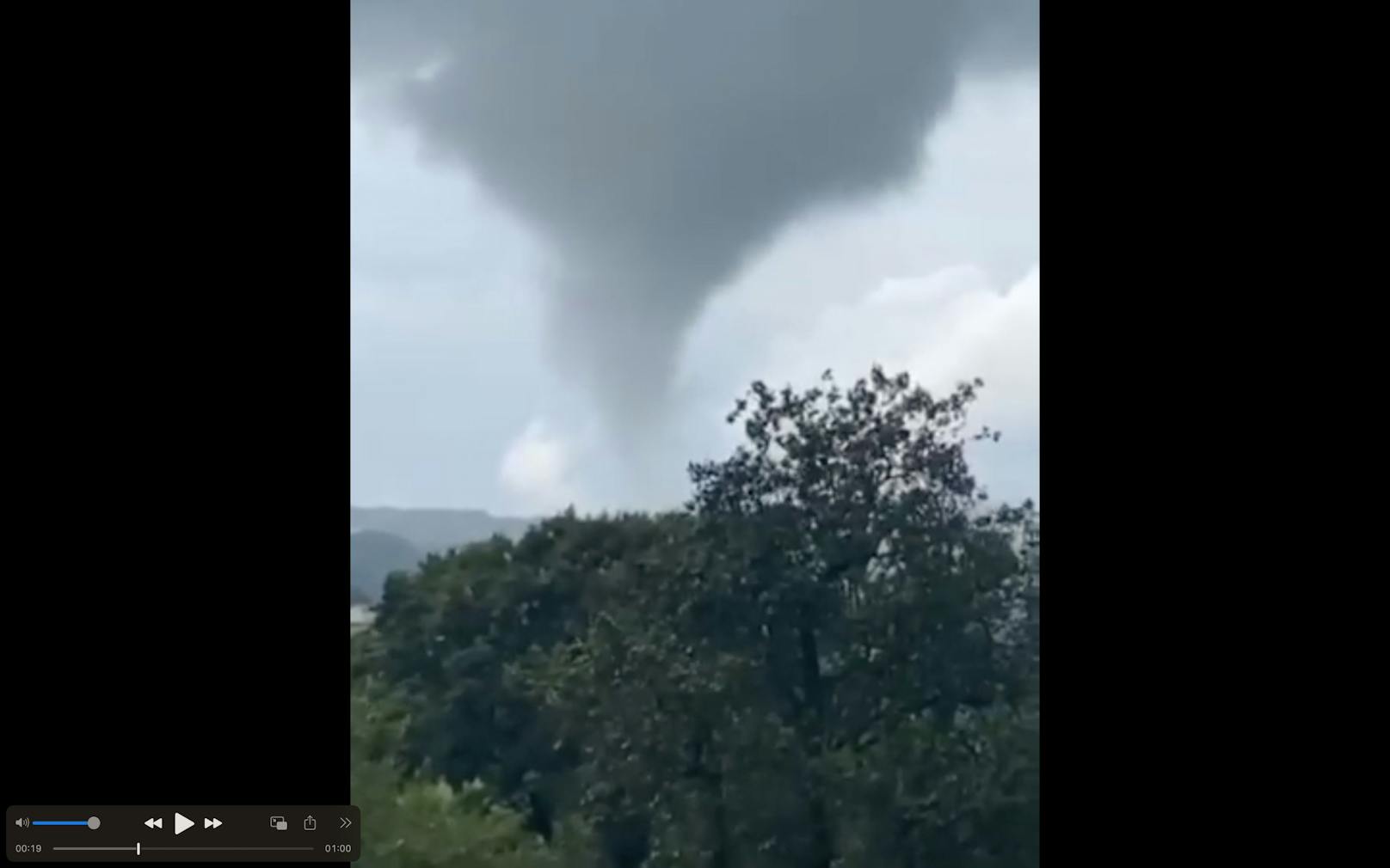 Alarm an der Adria! Nach den Unwettern mit Großhagel gab es am Dienstag Tornadoalarm. Ein erster Tornado wurde am Nachmittag an der beliebten Urlaubsküste Jesolo gesichtet. Ein weiterer starker Tornado wurde von zahlreichen Menschen in Slowenien dokumentiert.