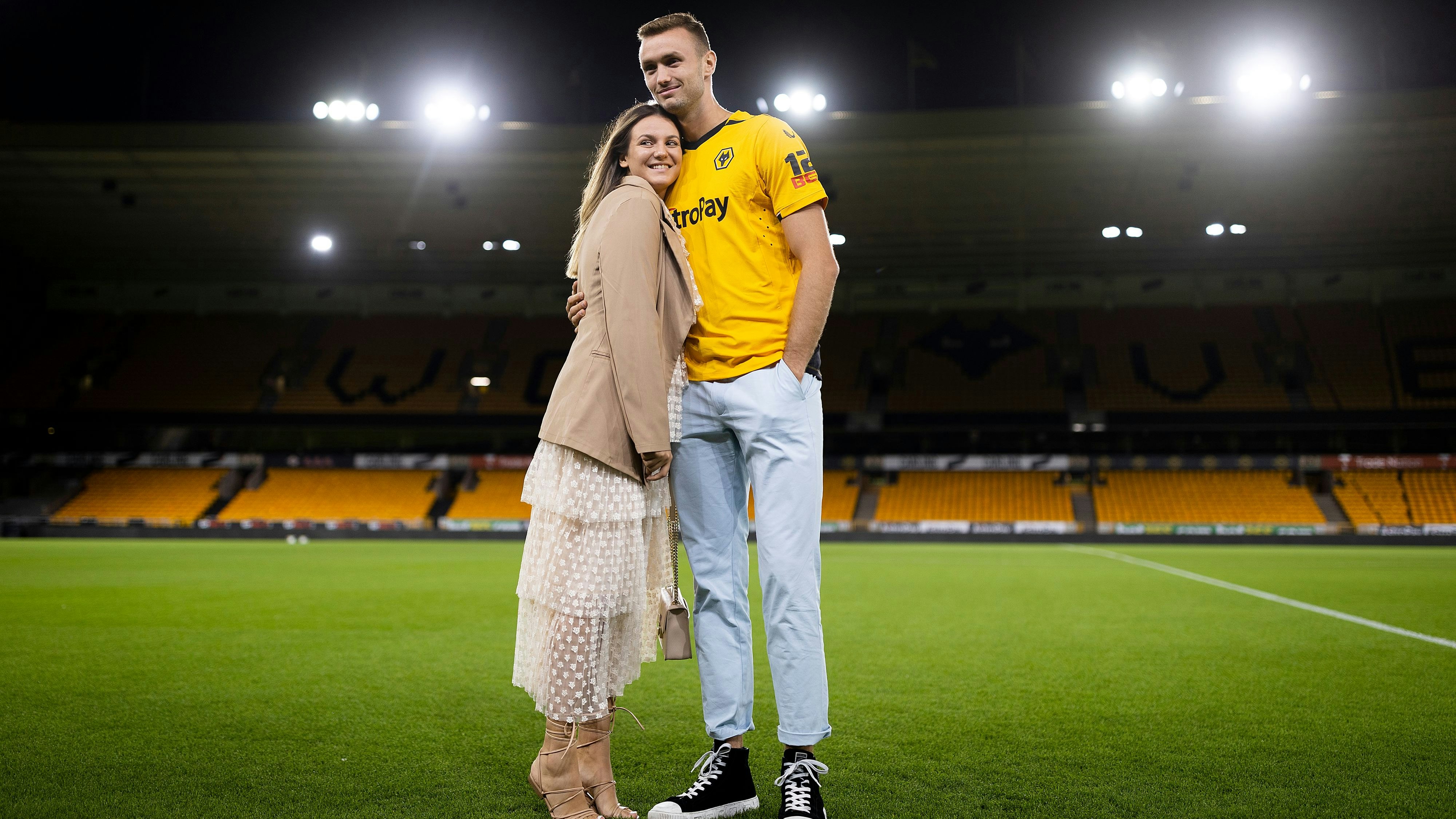 Sasa Kalajdzic mit seiner Verlobten Lorena Grabovac