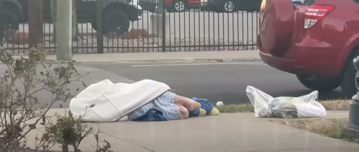 Auf der Straße abgelegt. Wer in den USA keine Krankenversicherung hat oder glaubhaft machen kann, dass er die nötigen Mittel hat, kann auf der Straße landen.