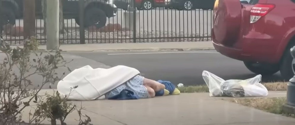 Auf der Straße abgelegt: Wer in den USA keine Krankenversicherung hat oder glaubhaft machen kann, dass die nötigen Mittel vorhanden sind, um die Rechnung zu bezahlen, kann selbst bei einem Notfall auf der Straße landen.
