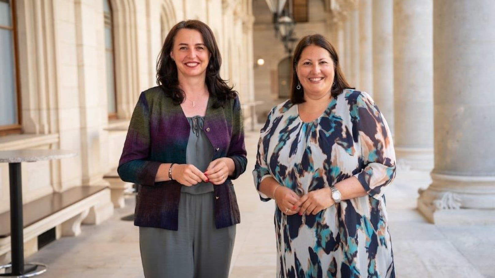 NEOS Wohnbausprecherin Selma Arapovic (l.) und Vizebürgermeisterin Kathrin Gaál (SPÖ)