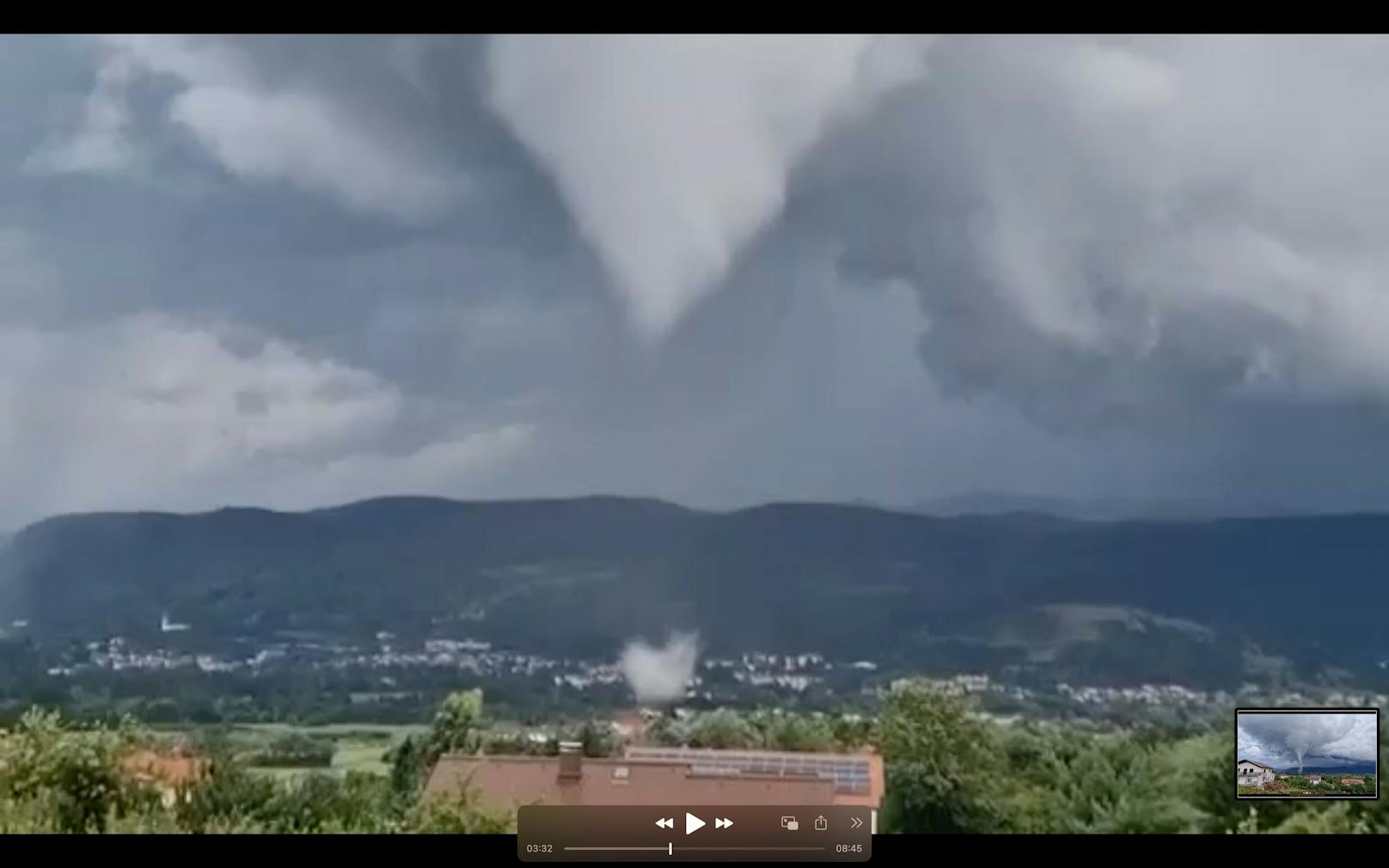 Alarm an der Adria! Nach den Unwettern mit Großhagel gab es am Dienstag Tornadoalarm. Ein erster Tornado wurde am Nachmittag an der beliebten Urlaubsküste Jesolo gesichtet. Ein weiterer starker Tornado wurde von zahlreichen Menschen in Slowenien dokumentiert.
