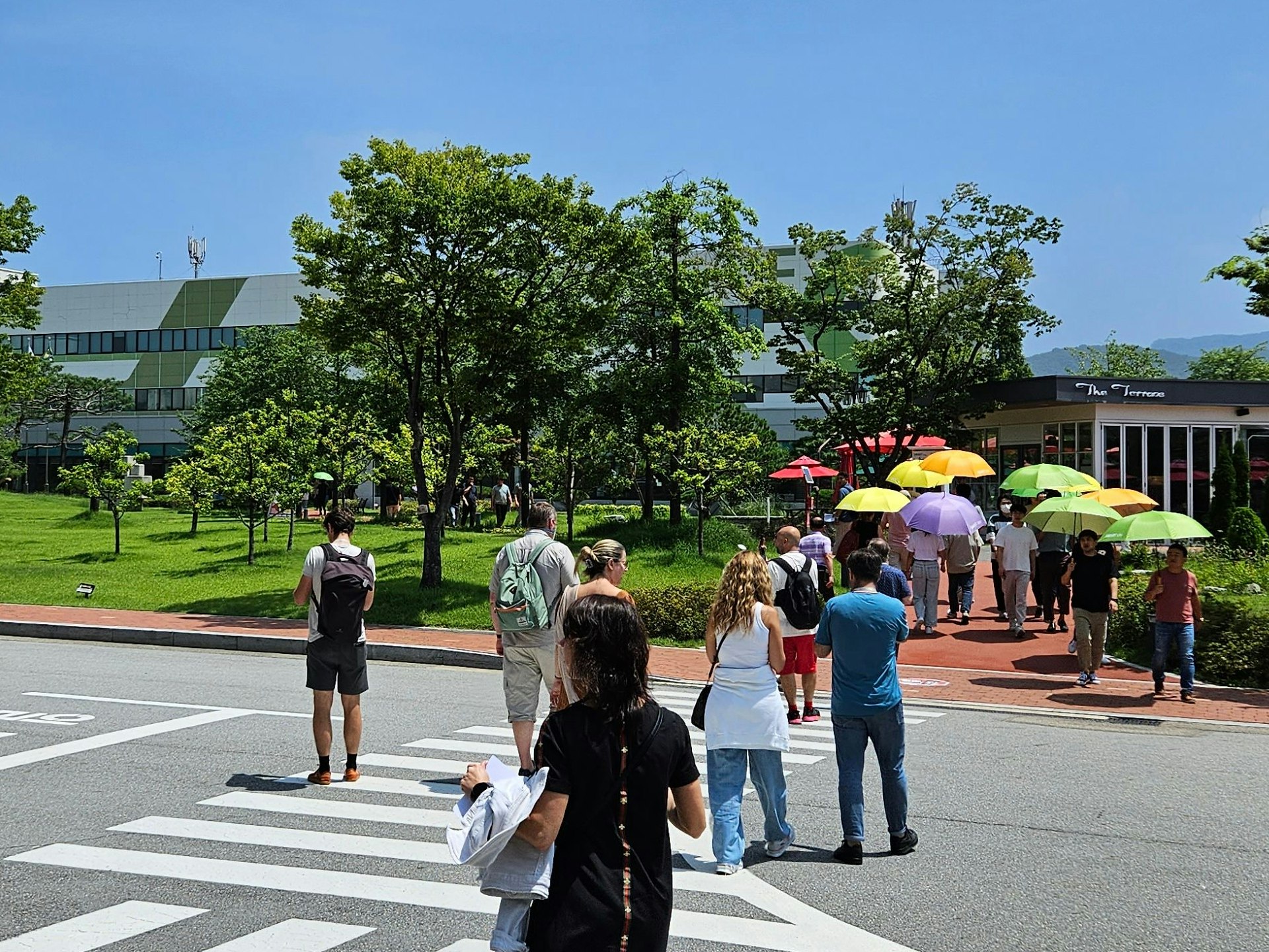 Viel Grün, viel Freiflächen: So wie bei Samsung stellt man sich wohl kein Smartphone-Herstellungswerk vor.