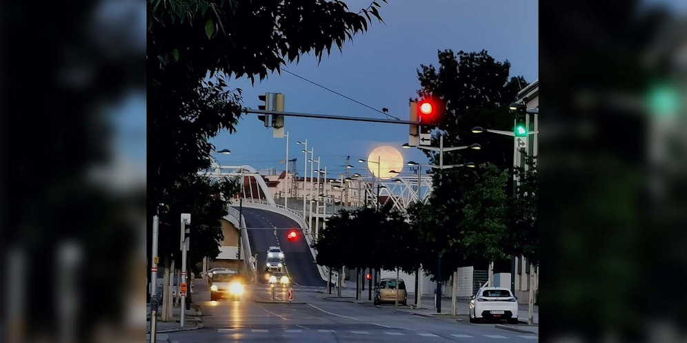 Der Supermond erstreckte sich Mittwochmorgen über Wien.