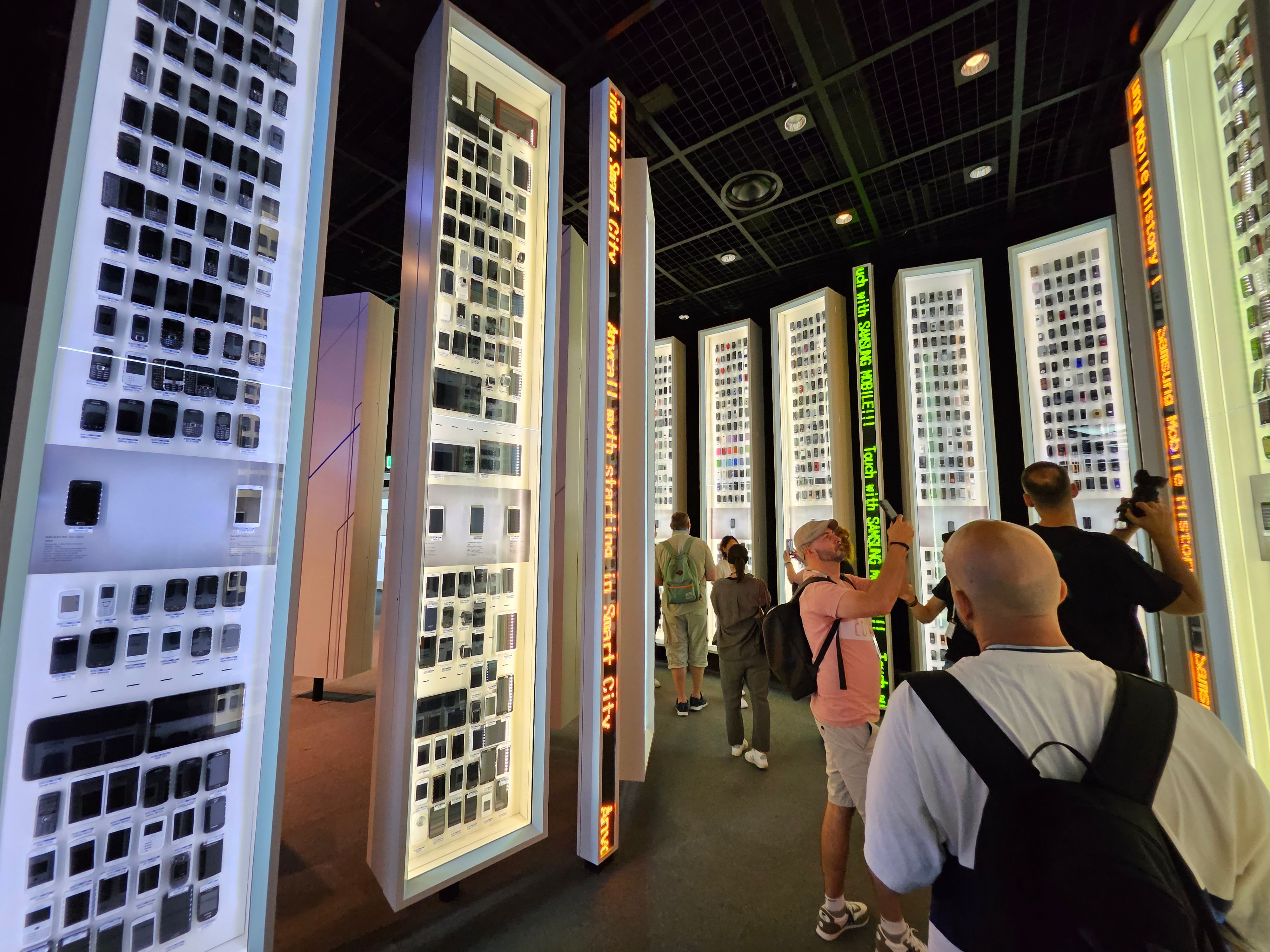 In einem eigenen Smartphone-Museum zeigt Samsung alle bisher in der Gumi-Fabrik hergestellten Handys.