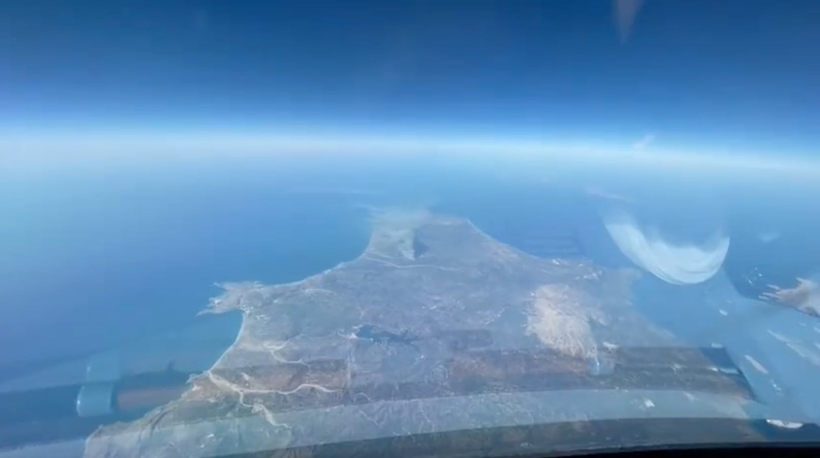 Das auf Social Media kursierende Video zeigt mehr als nur Rauchschwaden, die von Rhodos aufsteigen. So geben die Reflexionen in der Cockpit-Scheibe einen Hinweis, um welchen Flugzeugtyp es sich höchstwahrscheinlich handelt.