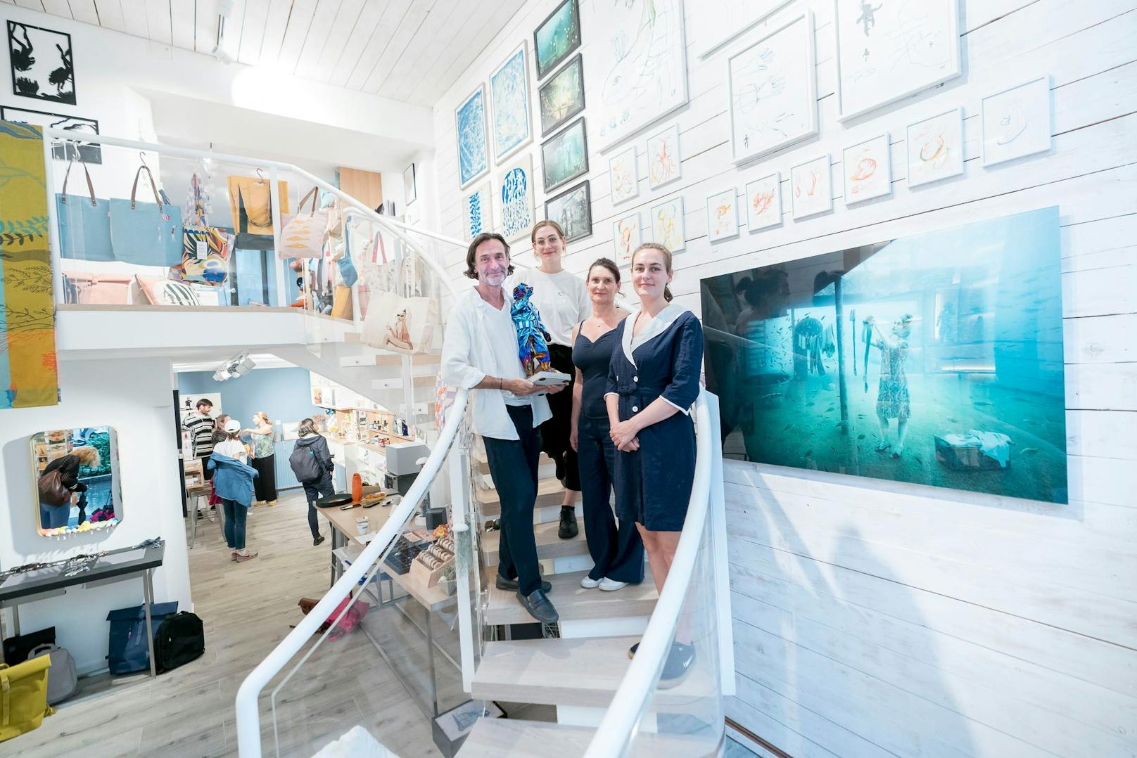 oceanstore in der stiftgasse, andreas franke mit familie, 20230801 foto: helmut graf/tageszeitung heute