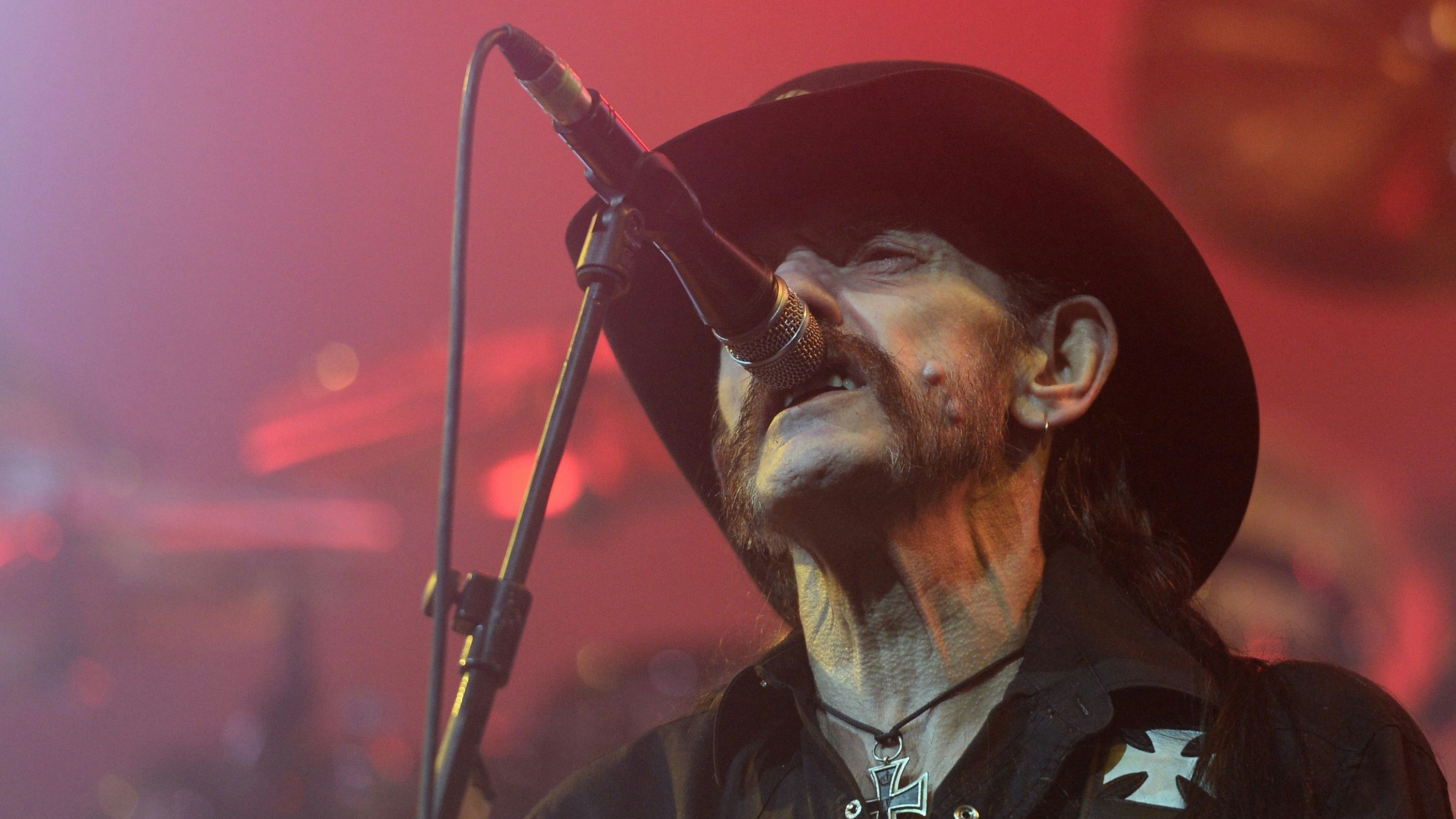 Download von www.picturedesk.com am 02.08.2023 (14:03).  Lemmy Kilmister, lead singer of the British heavy metal band Motörhead, performs with his badn on stage during a concert in Munich, Germany, 20 November 2015. Photo: Andreas Gebert/dpa - 20151120_PD17469 - Rechteinfo: Rights Managed (RM)