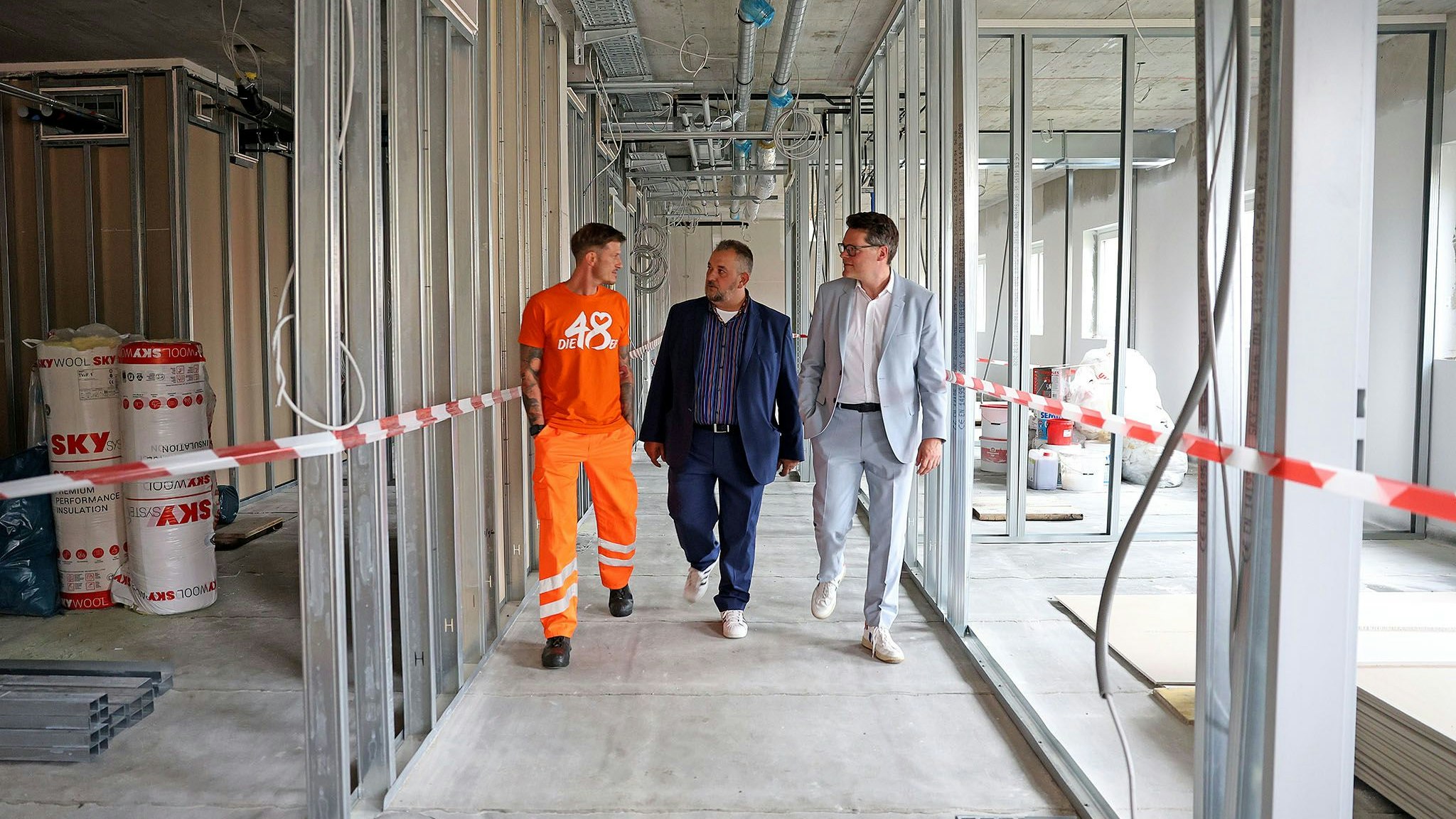 Gleichenfeier der neuen MA48 Mitarbeiter-Unterkunft in Simmering mit Stadtrat Jürgen Czernohorszky. 