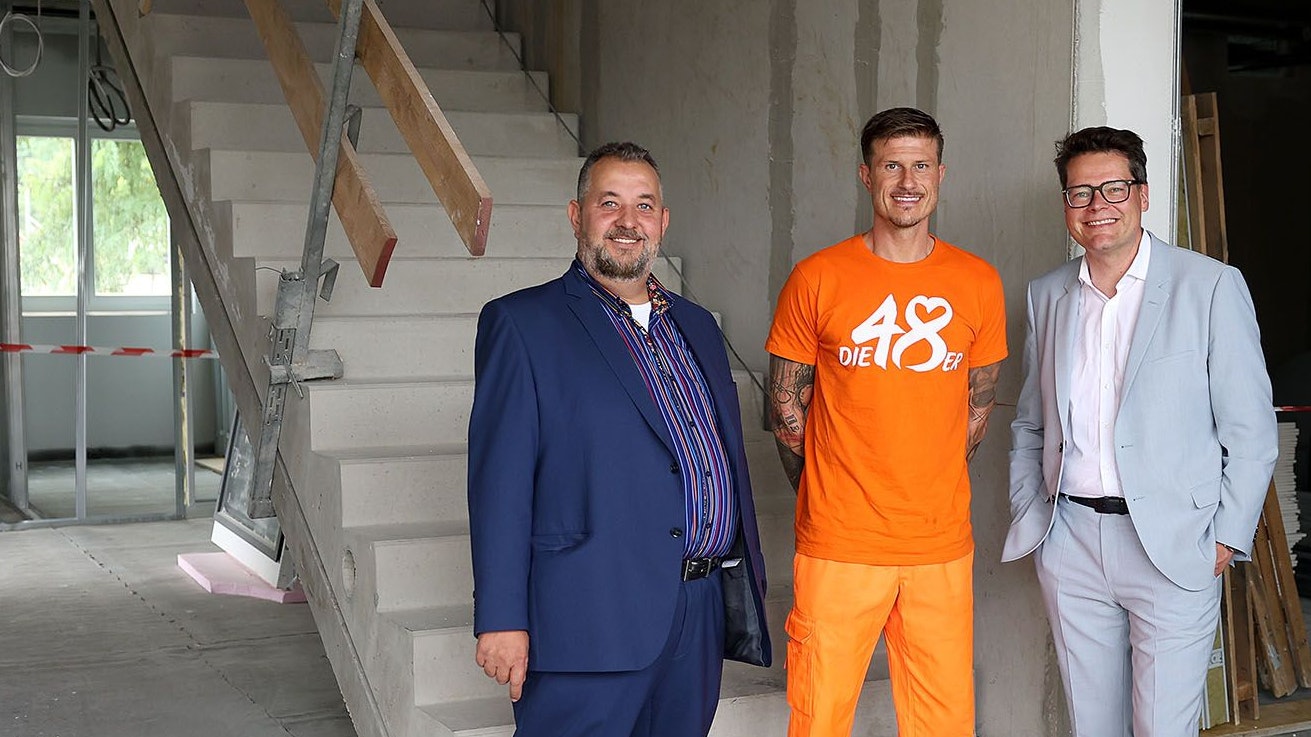 Stadtrat Jürgen Czernohorszky besichtigte mit 48er-Kollegen und dem stv. Abteilungsleiter Andreas Kuba das Gebäude.