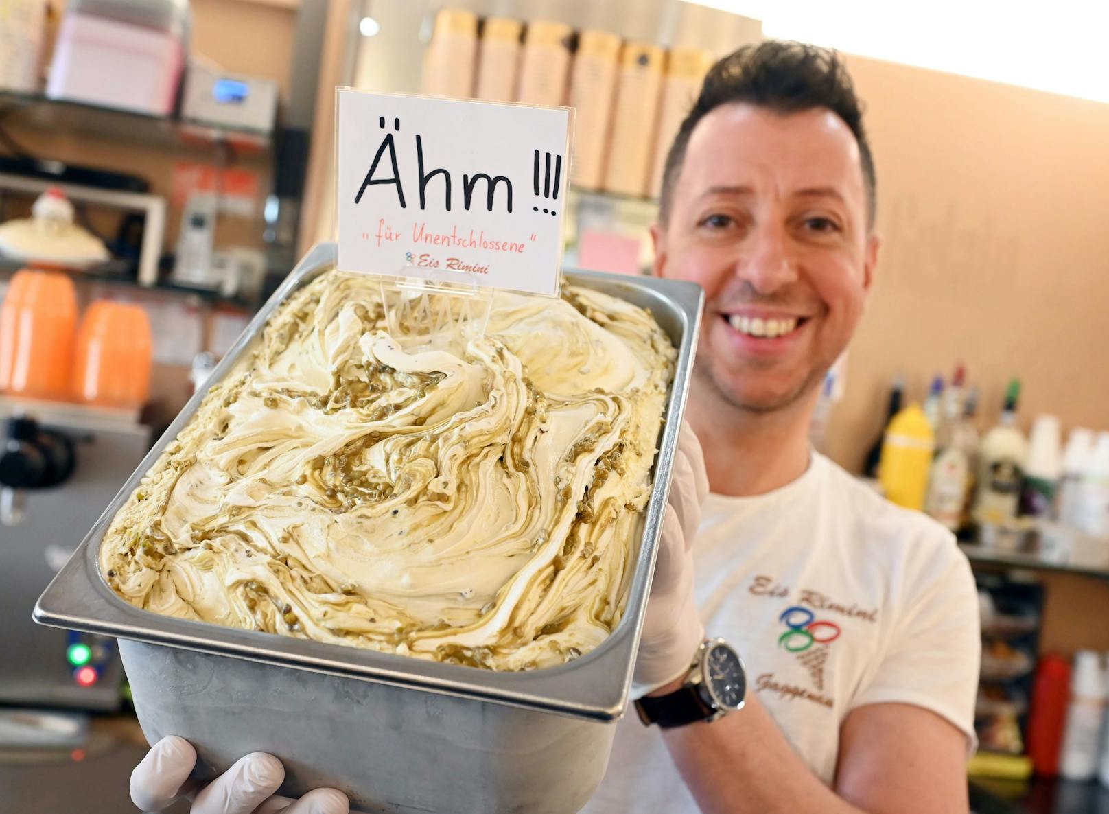 Salonbesitzer Alessandro Cimino mit seiner neuen Eiskreation "Ähm".