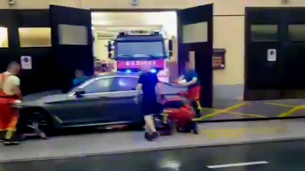 Ein Kärntner hatte mit seinem BMW die Feuerwehrausfahrt in Bled zugeparkt.