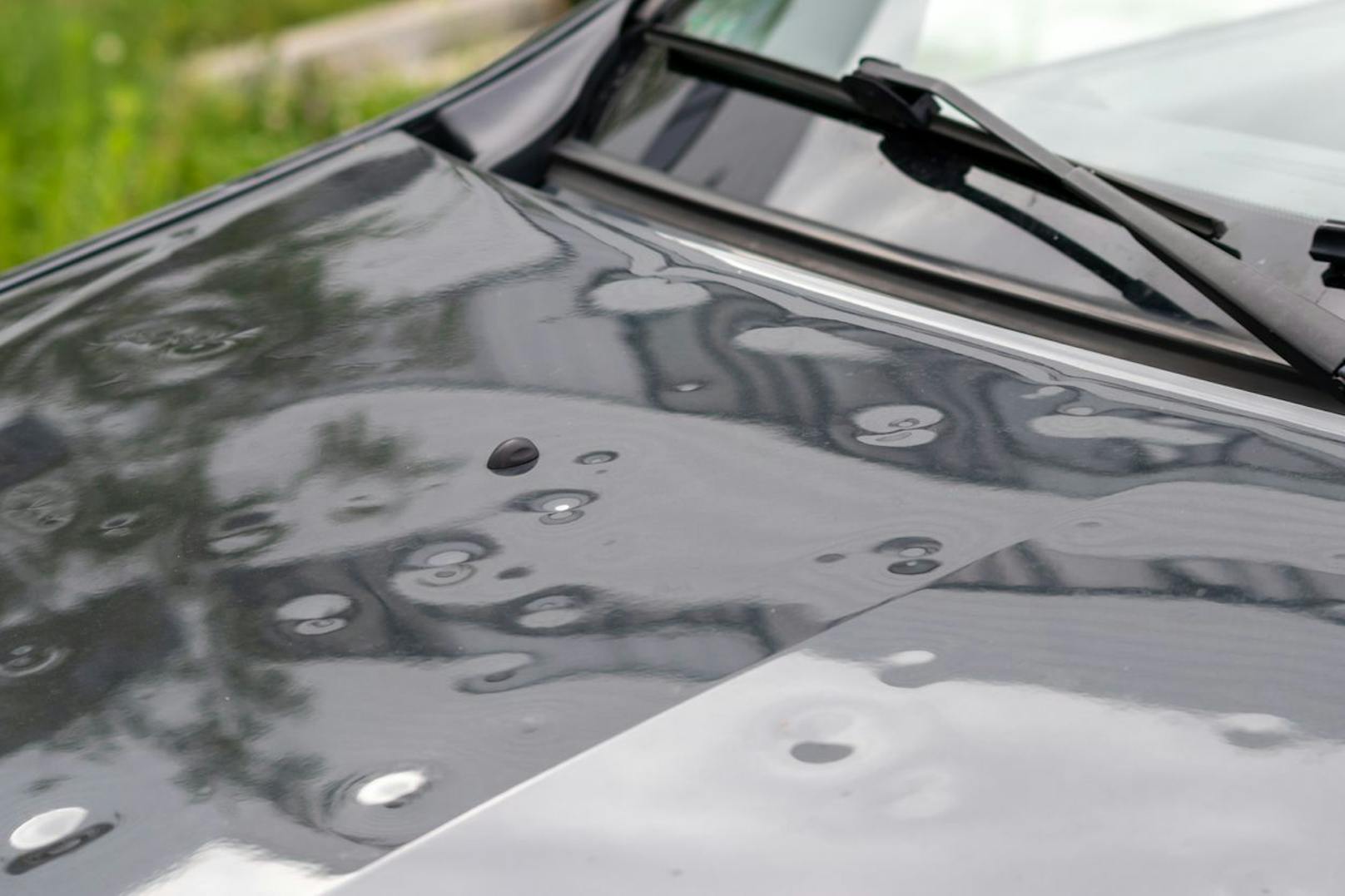Verursacht Unwetter Hagelschäden am Auto, stellt sich die Frage, wann welche Versicherung zahlt. (Symbolbild)