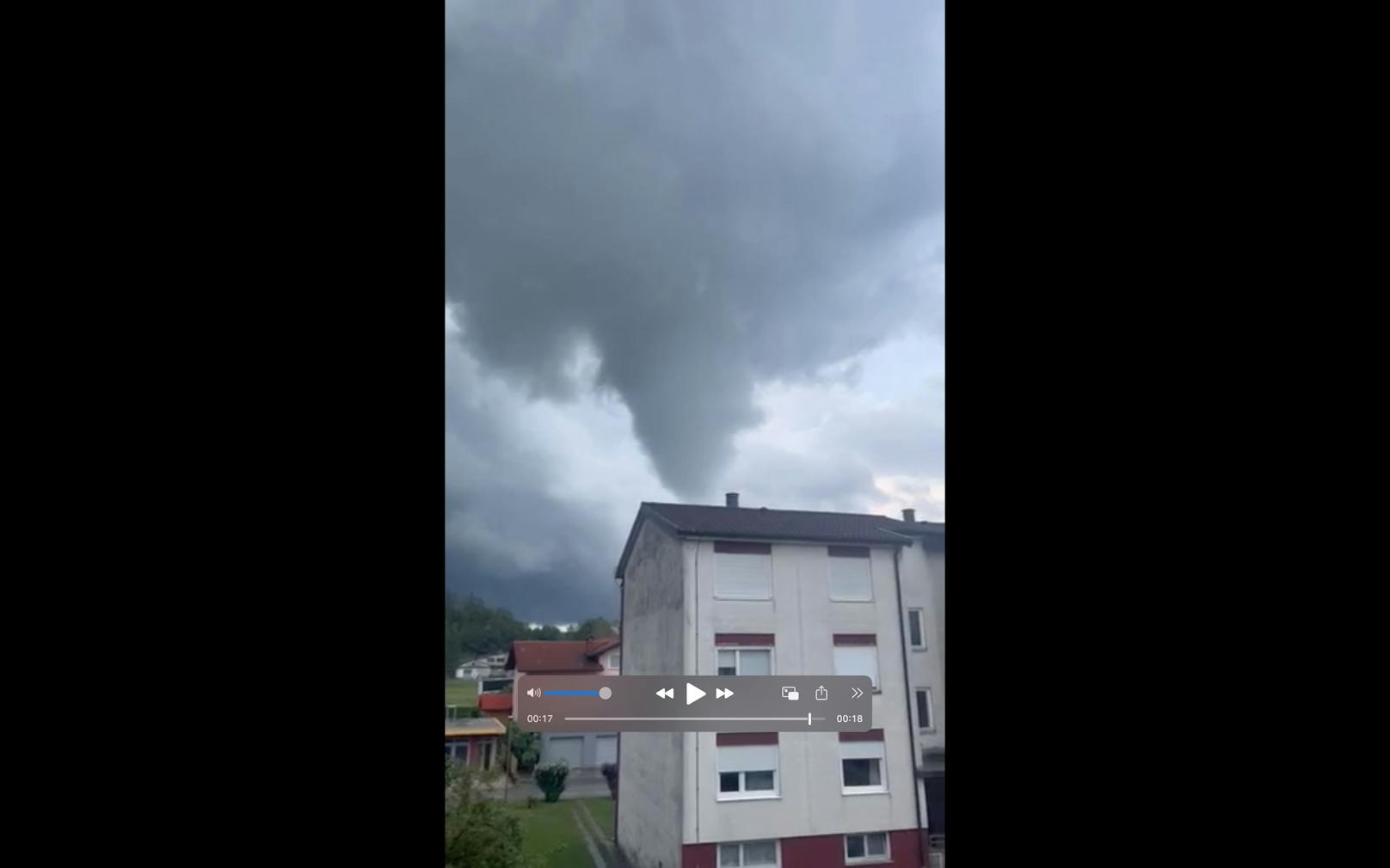 Alarm an der Adria! Nach den Unwettern mit Großhagel gab es am Dienstag Tornadoalarm. Ein erster Tornado wurde am Nachmittag an der beliebten Urlaubsküste Jesolo gesichtet. Ein weiterer starker Tornado wurde von zahlreichen Menschen in Slowenien dokumentiert.