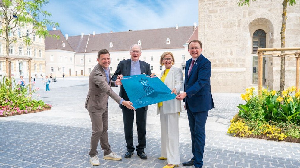 Thomas Gludovatz vom Festspielhaus St. Pölten, Diözesanbischof Alois Schwarz, Landeshauptfrau Johanna Mikl-Leitner und Bürgermeister Matthias Stadler präsentieren das Programm zur Domplatz-Eröffnung im September.