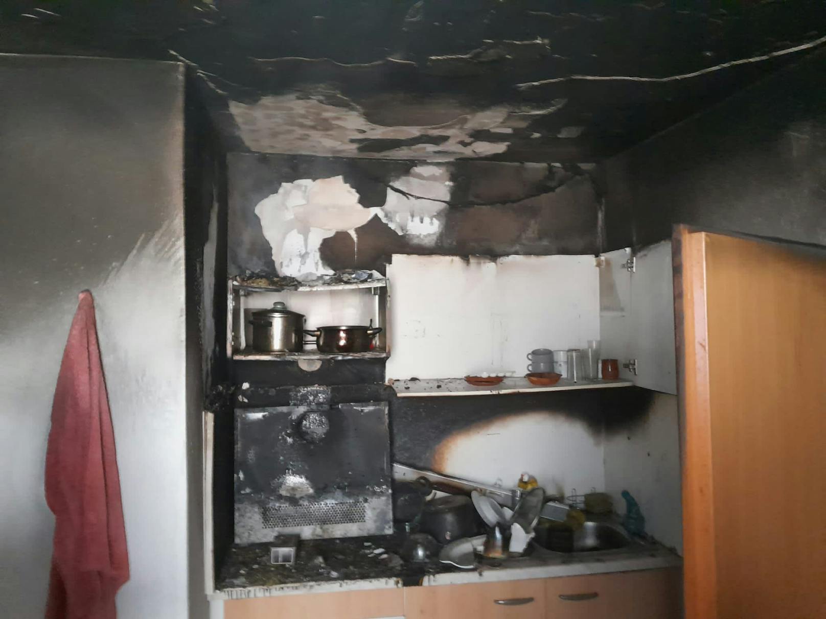 Mann (25) isst Kroketten, dann steht Küche in Flammen