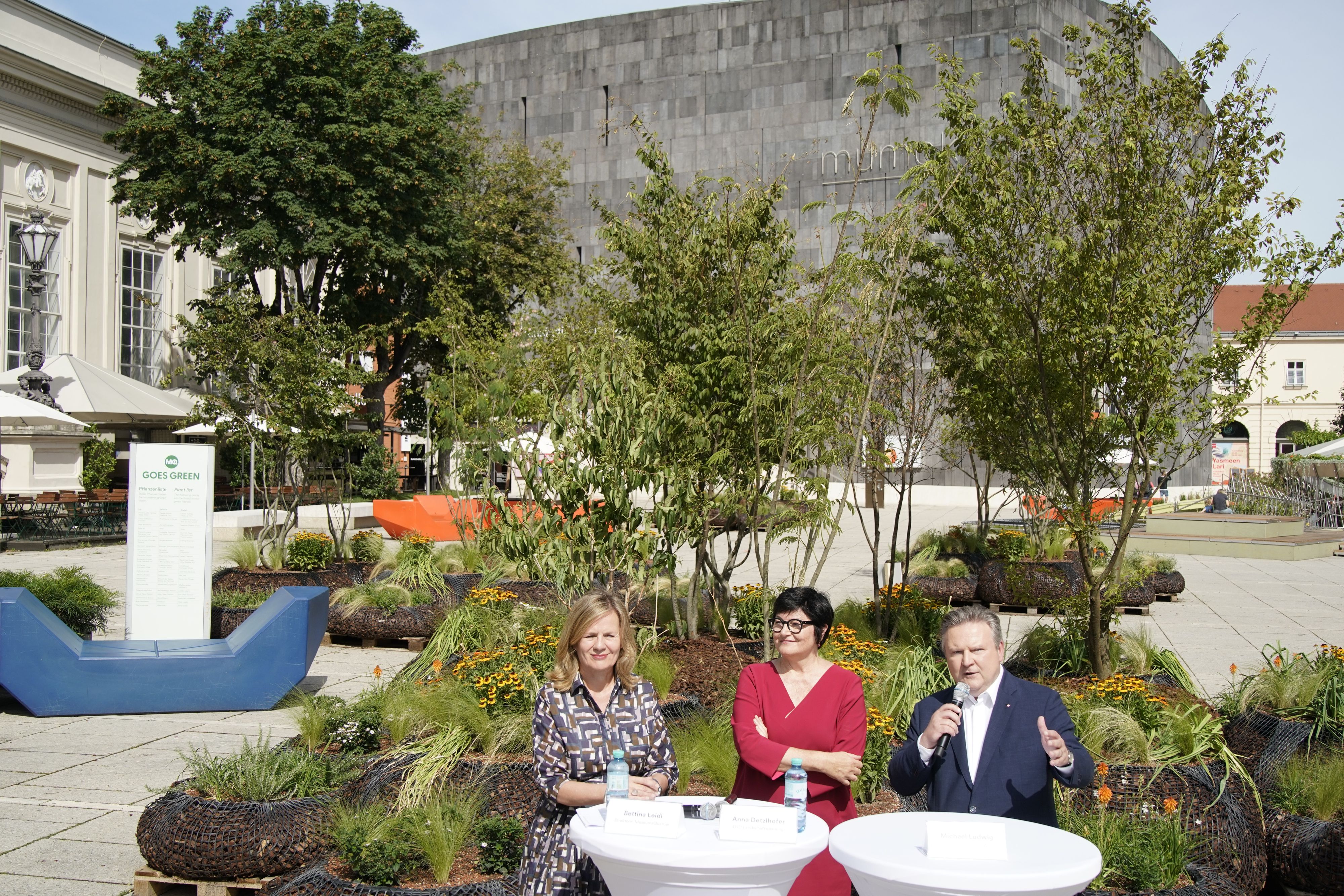 MQ-Direktorin Bettina Leidl, Landschaftsarchitektin Anna Detzlhofer und Bürgermeister Michael Ludwig (v.l.) bei der Präsentation des Begrünungsplans und der ersten Pflanzen im Museumsquartier.