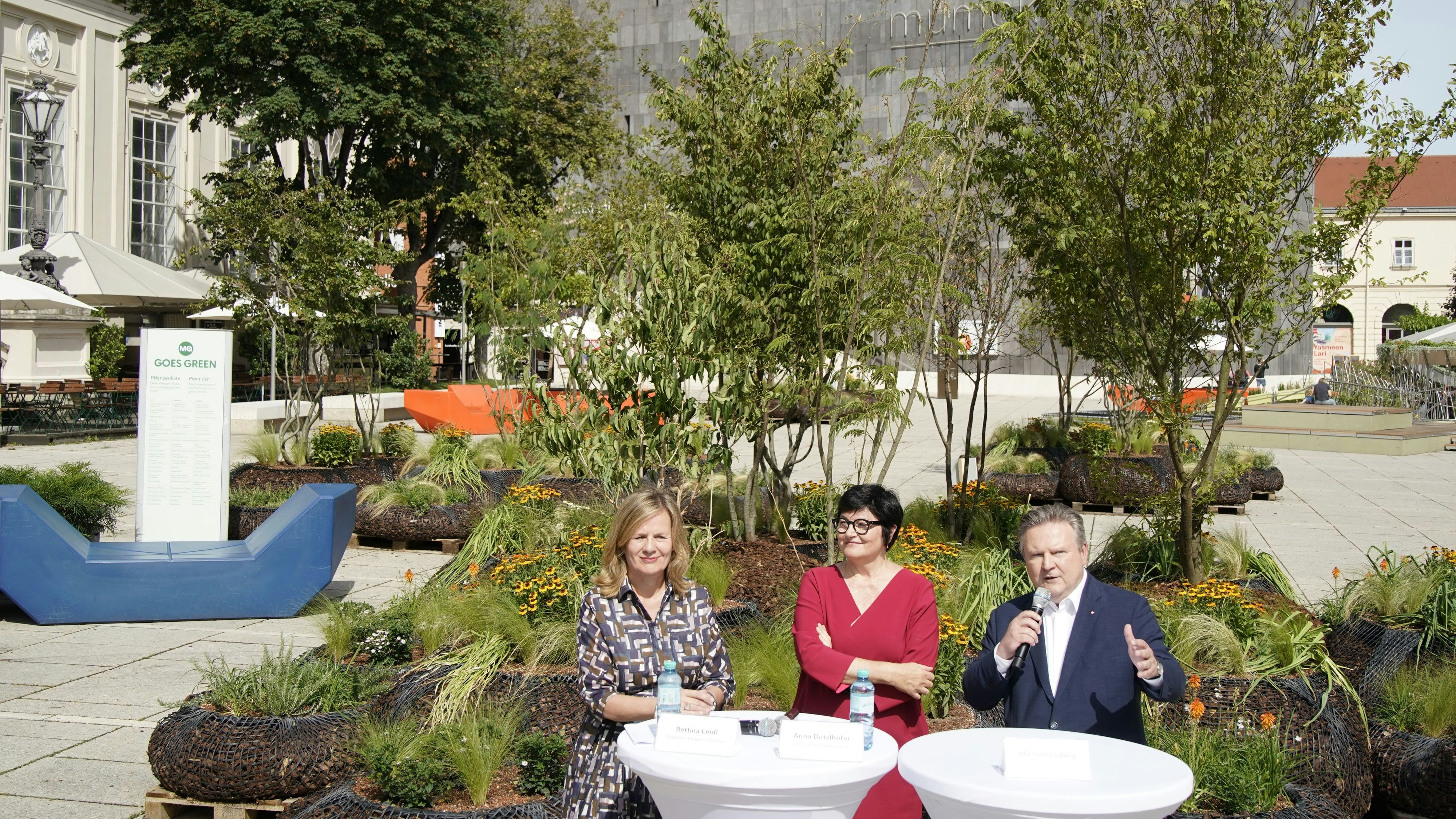 MQ-Direktorin Bettina Leidl, Landschaftsarchitektin Anna Detzlhofer und Bürgermeister Michael Ludwig (v.l.) bei der Präsentation des Begrünungsplan und der ersten Plfanzen im Museumsquartier.
